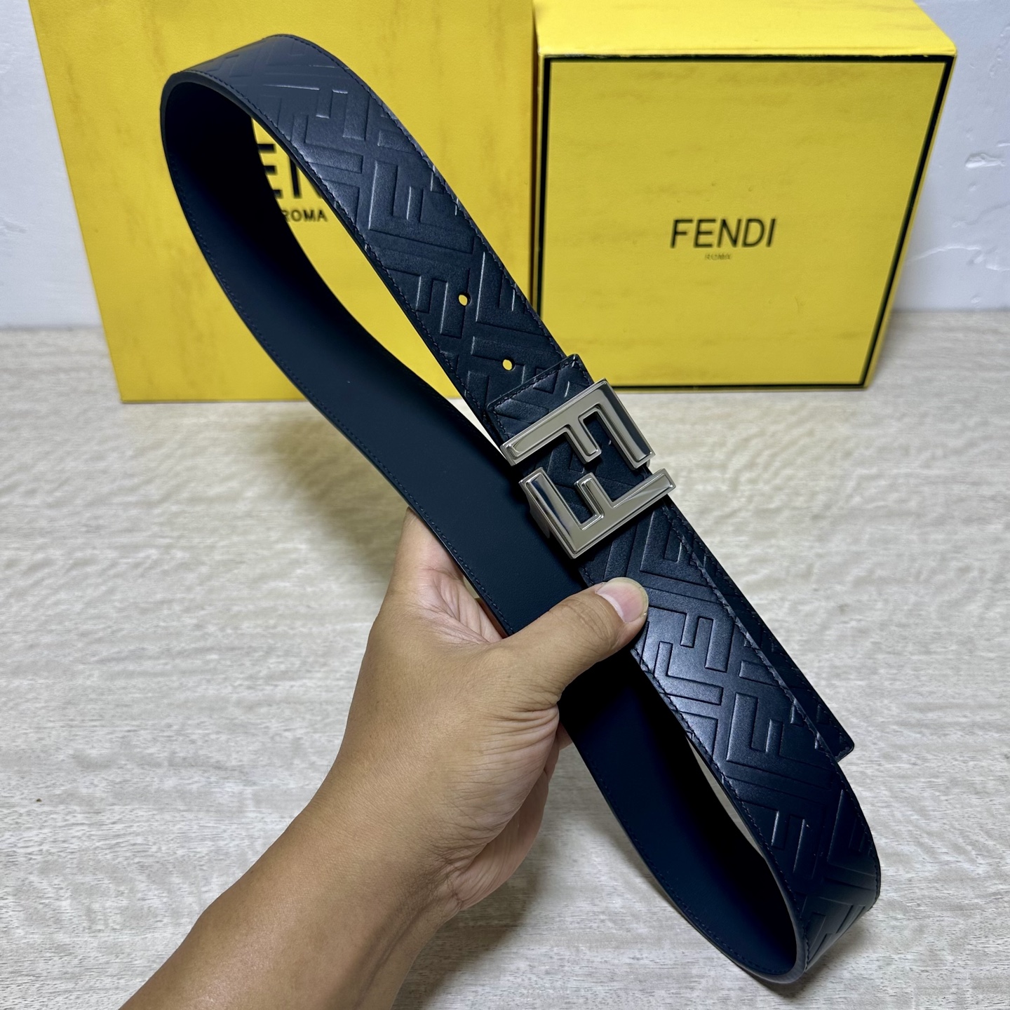 FENDl （芬迪）宽40MM双面原版小牛皮 搭配单钌钯电镀扣 完美的手感.油边 出众的设计.风格 高贵奢华 时尚大方 