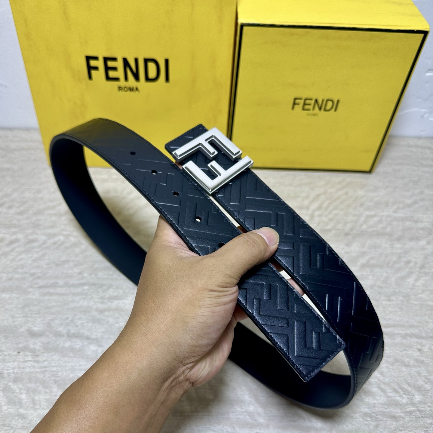 FENDl （芬迪）宽40MM双面原版小牛皮 搭配单钌钯电镀扣 完美的手感.油边 出众的设计.风格 高贵奢华 时尚大方 