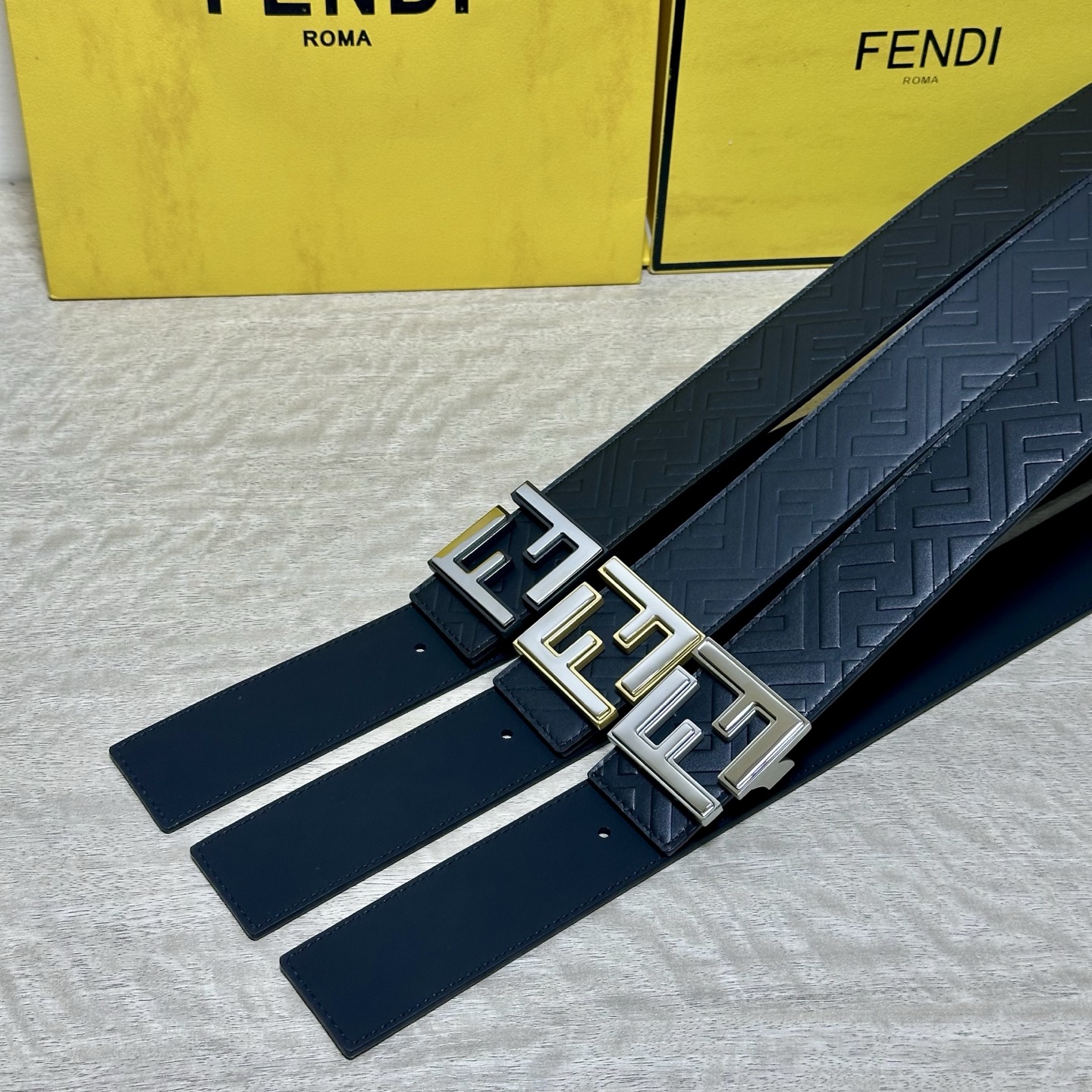 FENDl （芬迪）宽40MM双面原版小牛皮 搭配单钌钯电镀扣 完美的手感.油边 出众的设计.风格 高贵奢华 时尚大方 