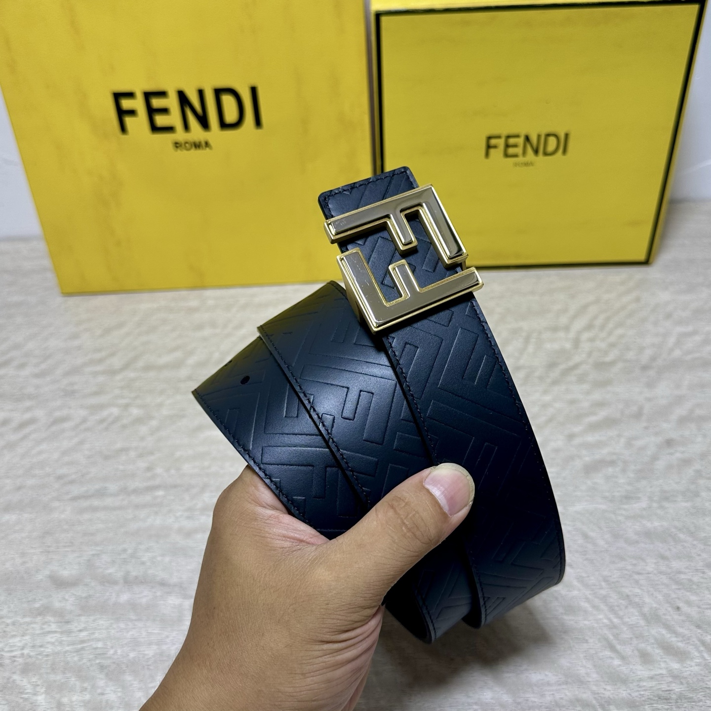 FENDl （芬迪）宽40MM双面原版小牛皮 搭配单钌钯电镀扣 完美的手感.油边 出众的设计.风格 高贵奢华 时尚大方 