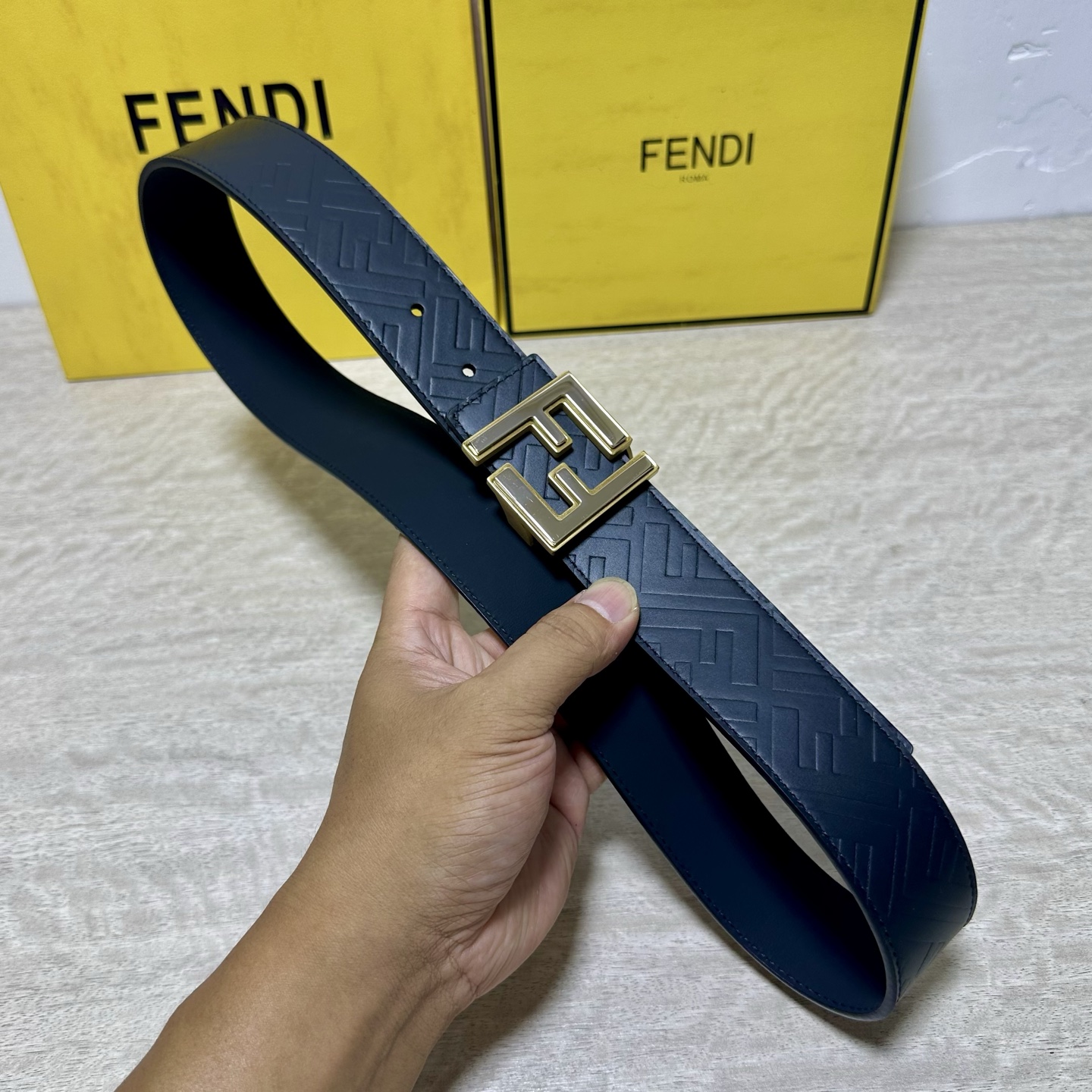 FENDl （芬迪）宽40MM双面原版小牛皮 搭配单钌钯电镀扣 完美的手感.油边 出众的设计.风格 高贵奢华 时尚大方 