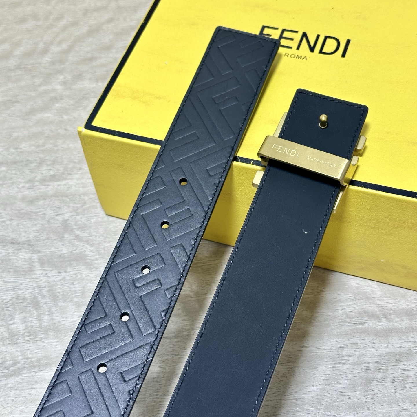 FENDl （芬迪）宽40MM双面原版小牛皮 搭配单钌钯电镀扣 完美的手感.油边 出众的设计.风格 高贵奢华 时尚大方 