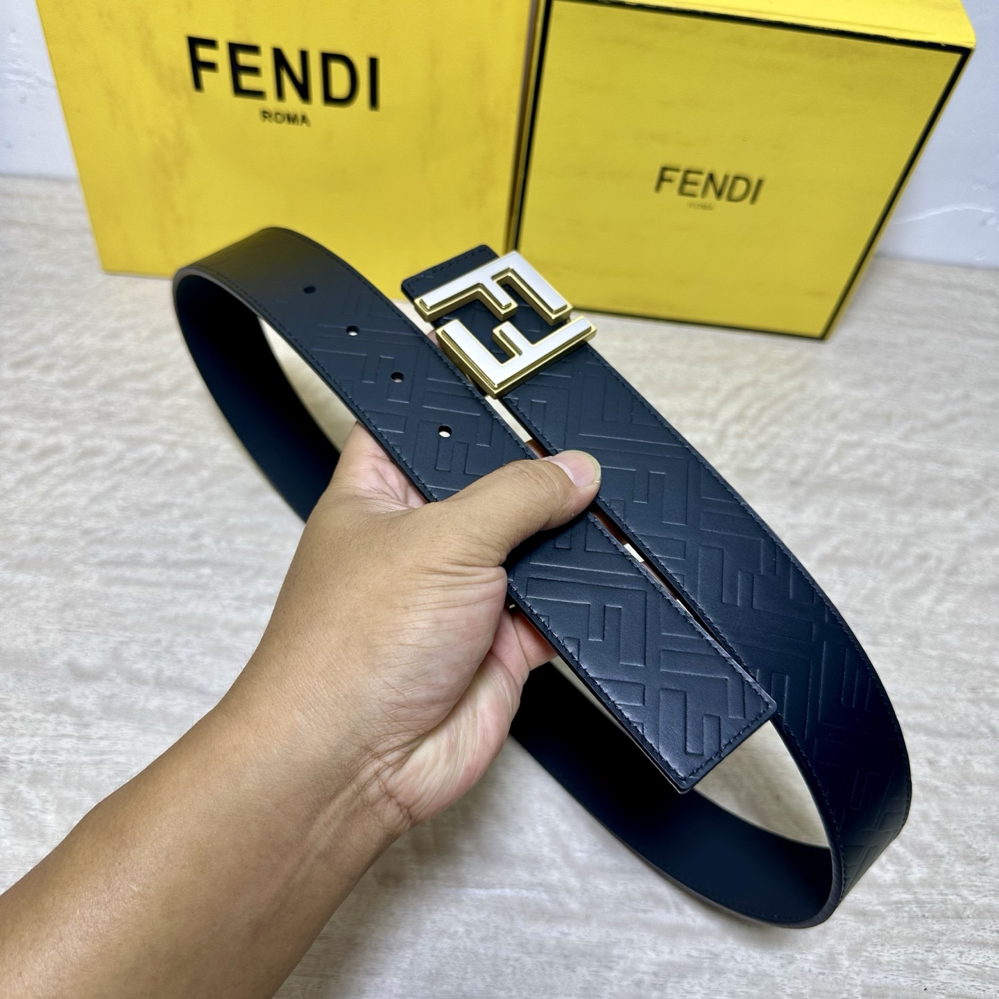 FENDl （芬迪）宽40MM双面原版小牛皮 搭配单钌钯电镀扣 完美的手感.油边 出众的设计.风格 高贵奢华 时尚大方 
