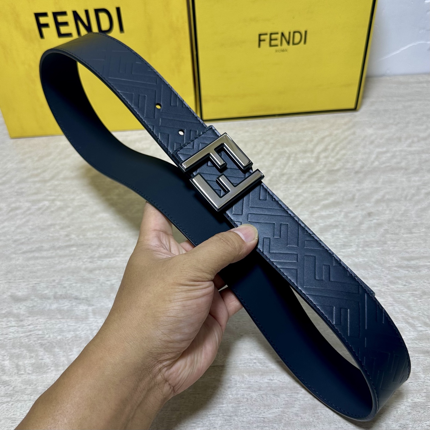 FENDl （芬迪）宽40MM双面原版小牛皮 搭配单钌钯电镀扣 完美的手感.油边 出众的设计.风格 高贵奢华 时尚大方 