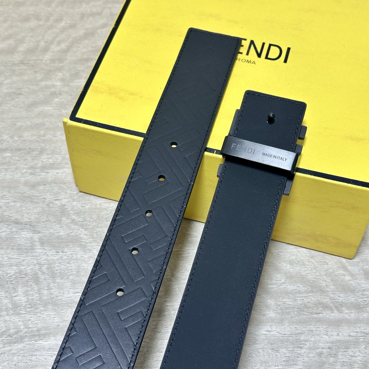 FENDl （芬迪）宽40MM双面原版小牛皮 搭配单钌钯电镀扣 完美的手感.油边 出众的设计.风格 高贵奢华 时尚大方 