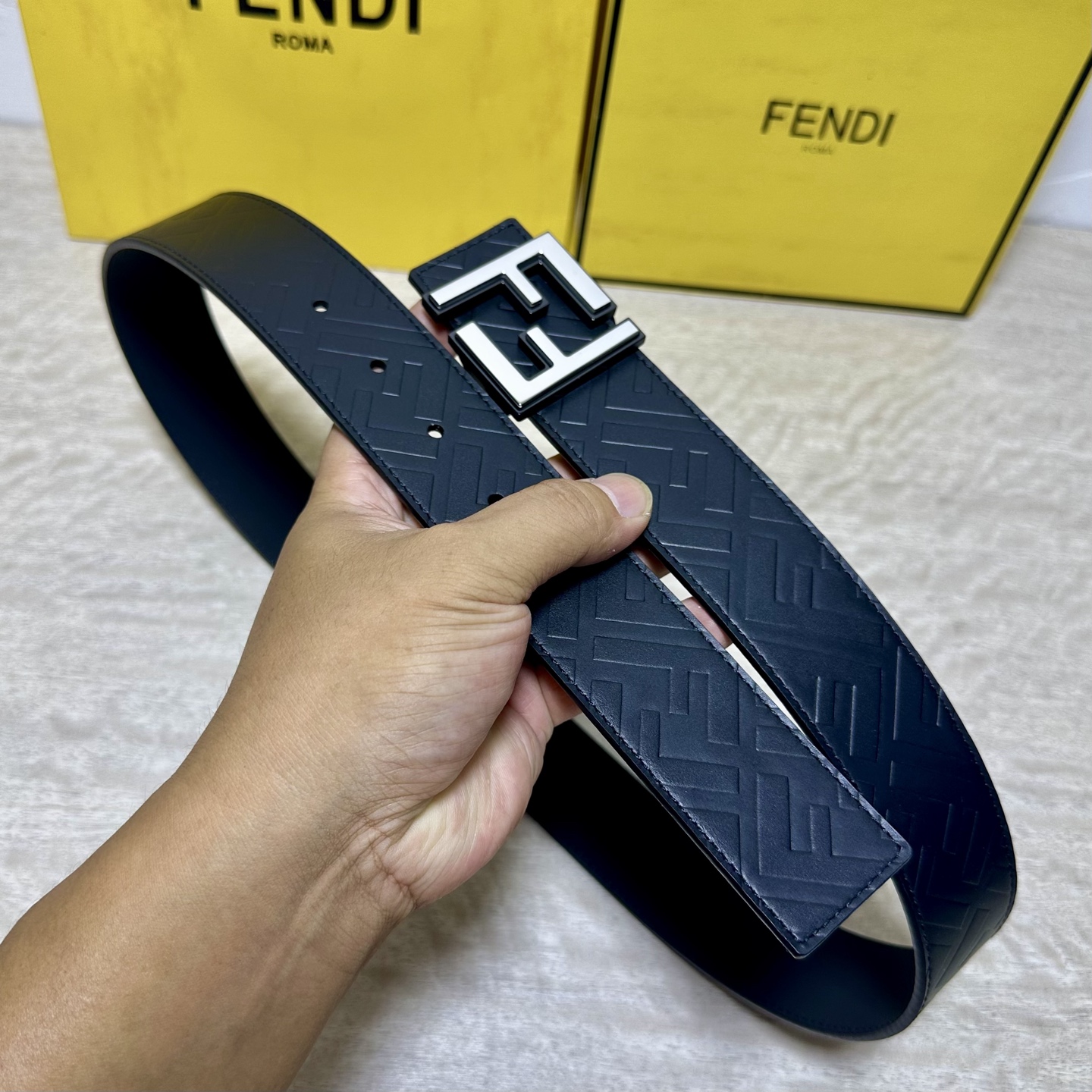 FENDl （芬迪）宽40MM双面原版小牛皮 搭配单钌钯电镀扣 完美的手感.油边 出众的设计.风格 高贵奢华 时尚大方 