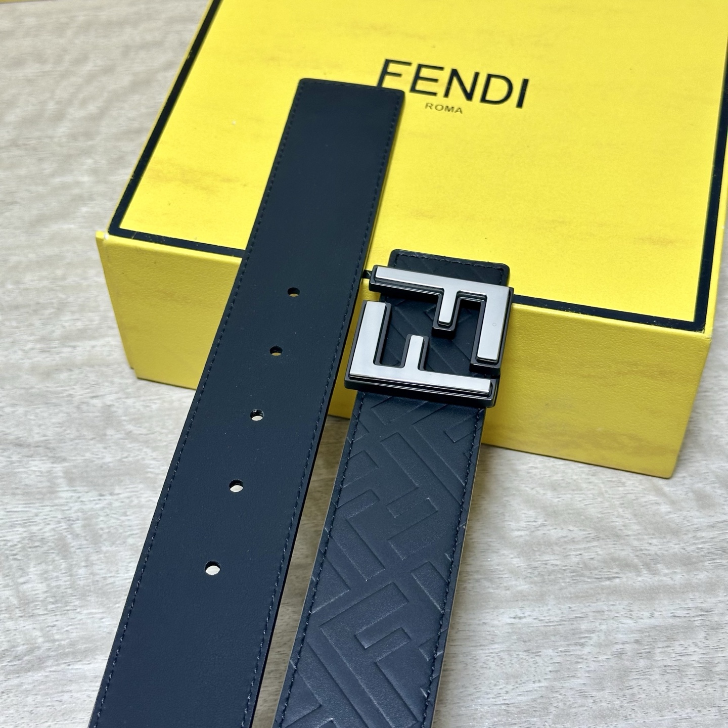 FENDl （芬迪）宽40MM双面原版小牛皮 搭配单钌钯电镀扣 完美的手感.油边 出众的设计.风格 高贵奢华 时尚大方 
