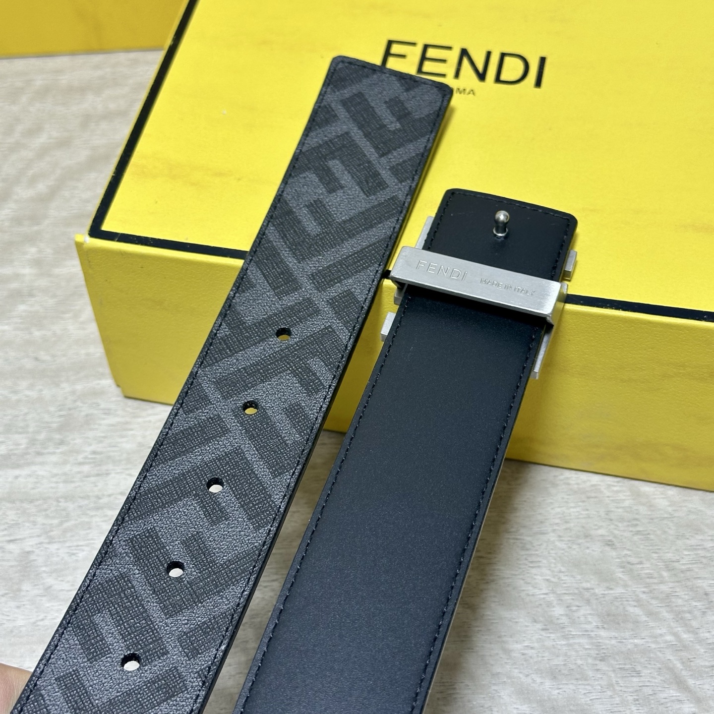FENDI（芬迪）专柜同款 宽4.0CM 双环正反用腰带 FF按钉搭扣 咖啡色Cuoio  Romano皮革材质 反面面
