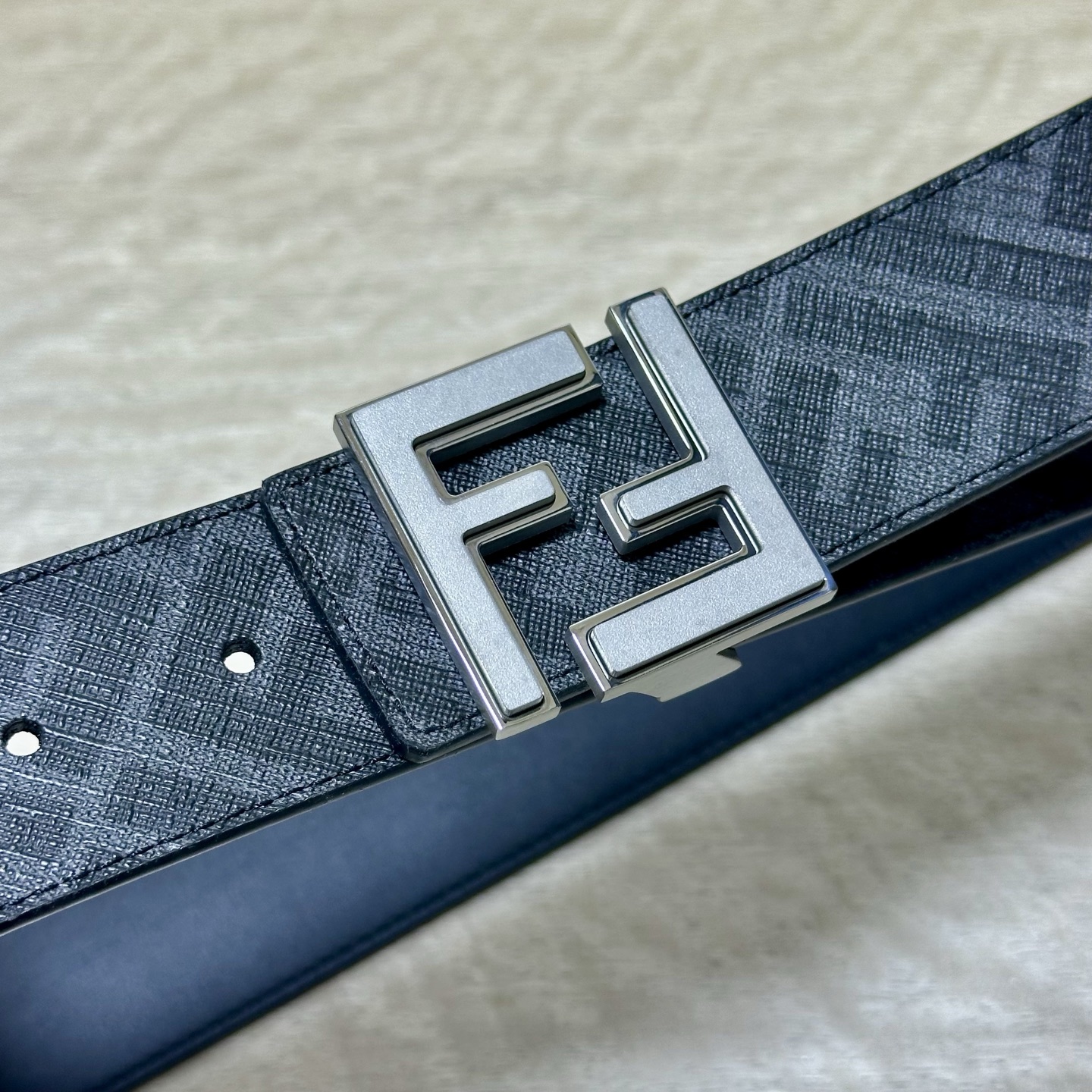 FENDI（芬迪）专柜同款 宽4.0CM 双环正反用腰带 FF按钉搭扣 咖啡色Cuoio  Romano皮革材质 反面面