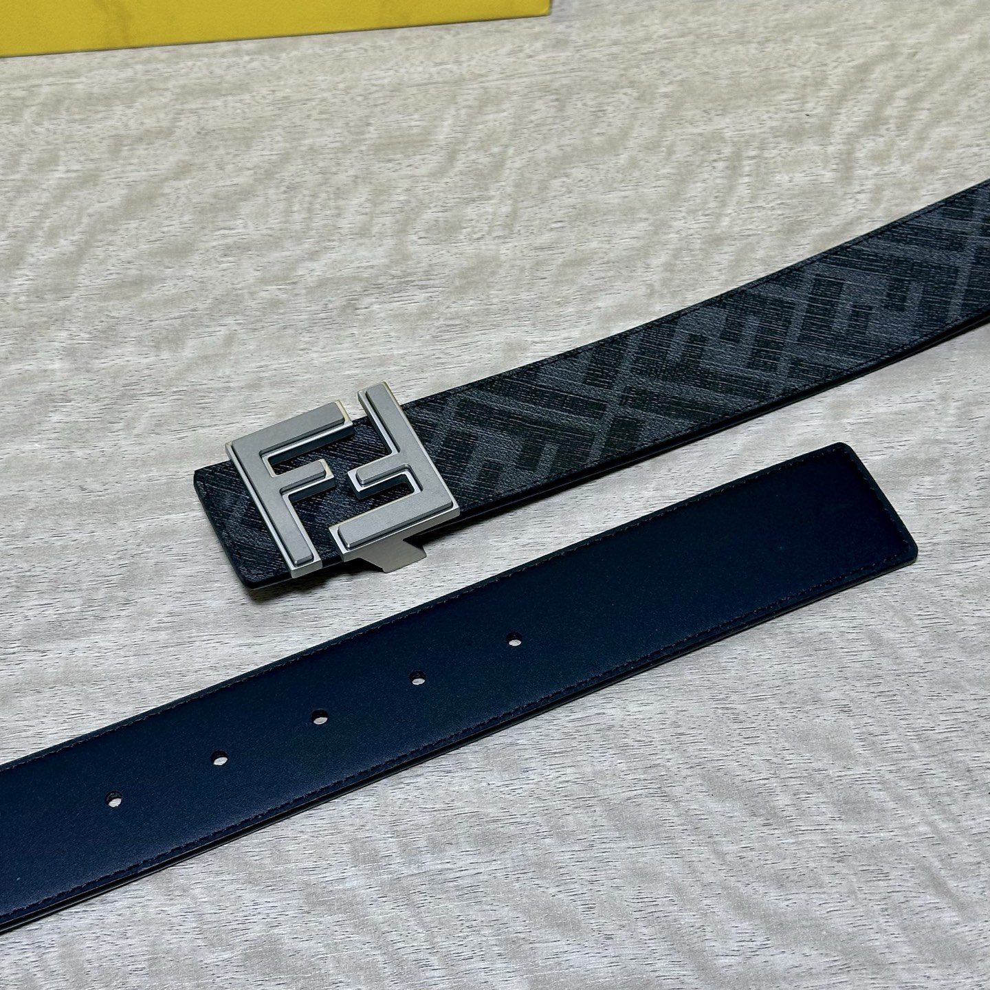 FENDI（芬迪）专柜同款 宽4.0CM 双环正反用腰带 FF按钉搭扣 咖啡色Cuoio  Romano皮革材质 反面面
