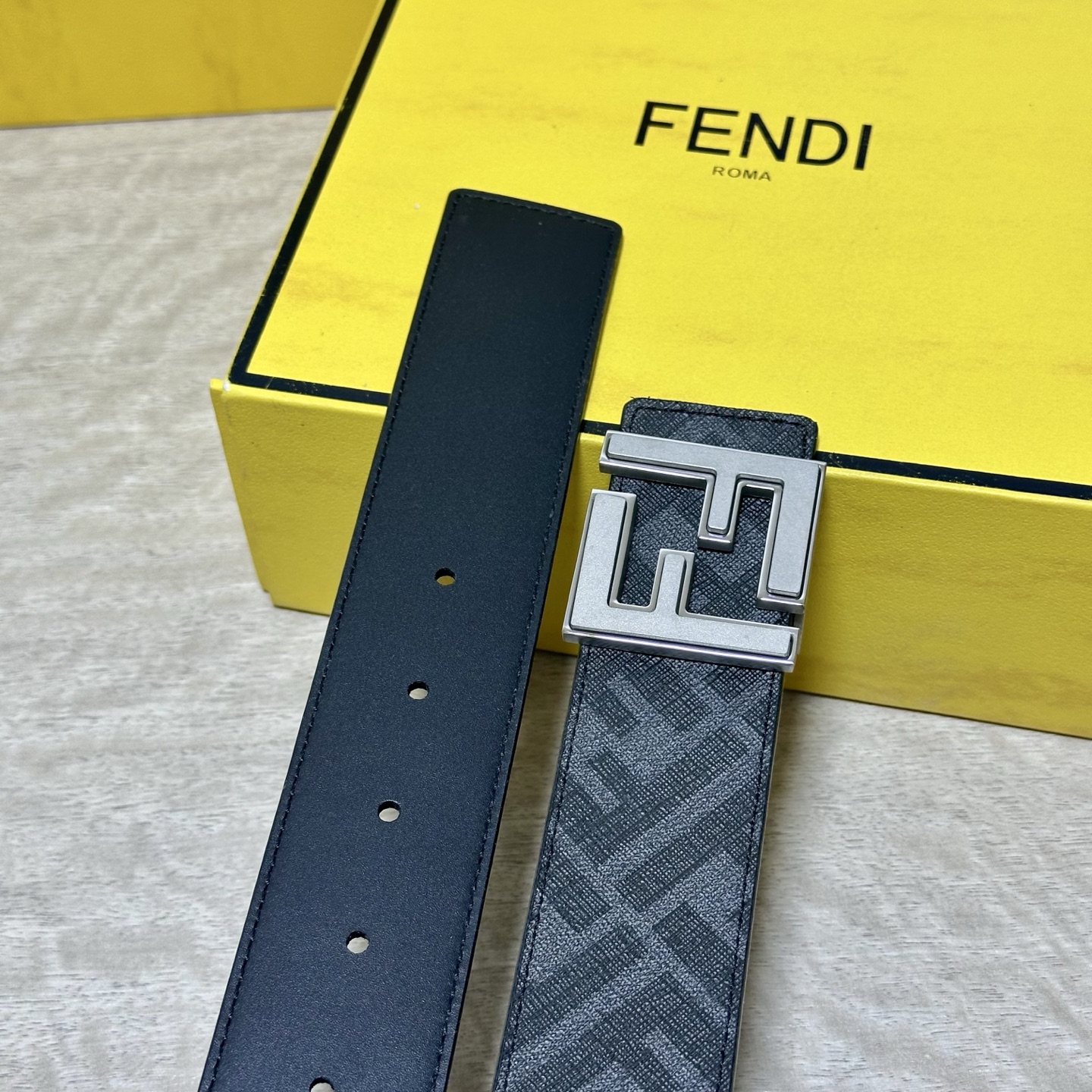 FENDI（芬迪）专柜同款 宽4.0CM 双环正反用腰带 FF按钉搭扣 咖啡色Cuoio  Romano皮革材质 反面面