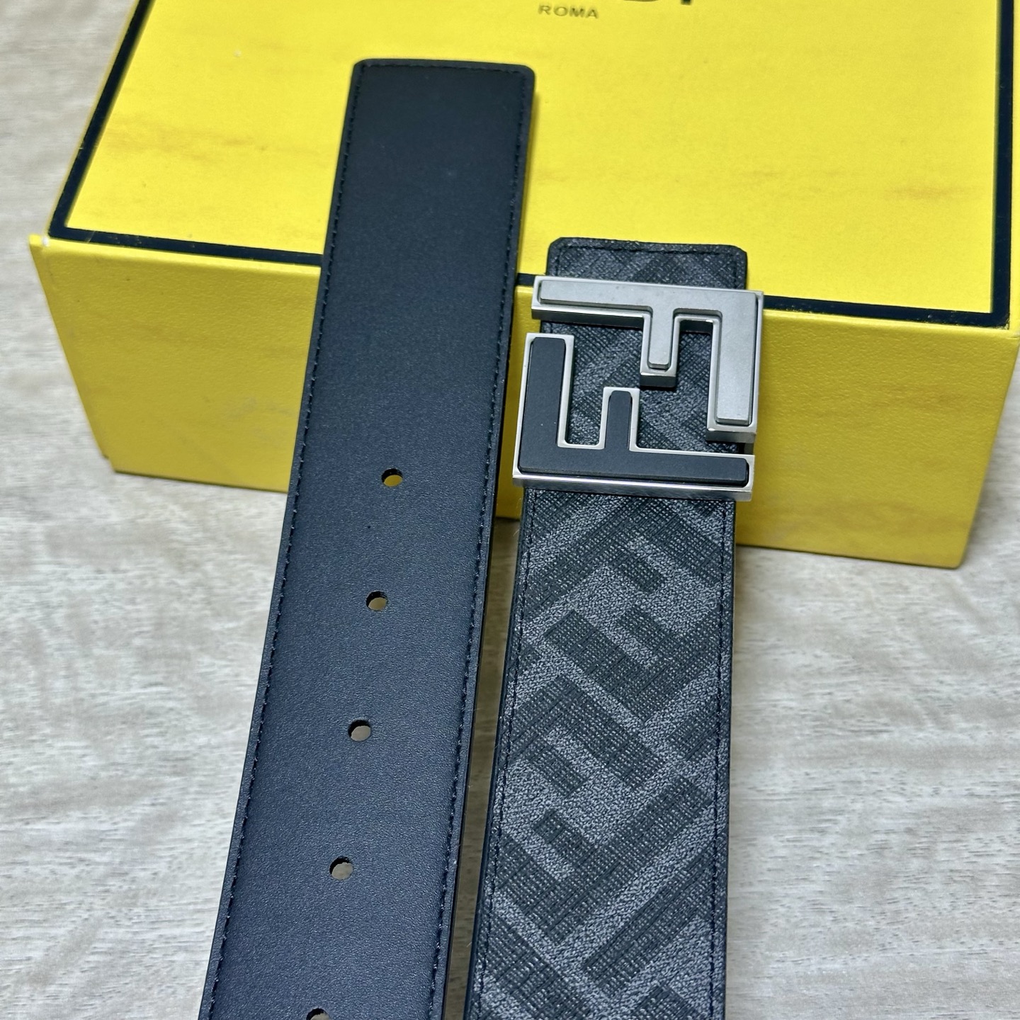 FENDI（芬迪）专柜同款 宽4.0CM 双环正反用腰带 FF按钉搭扣 咖啡色Cuoio  Romano皮革材质 反面面