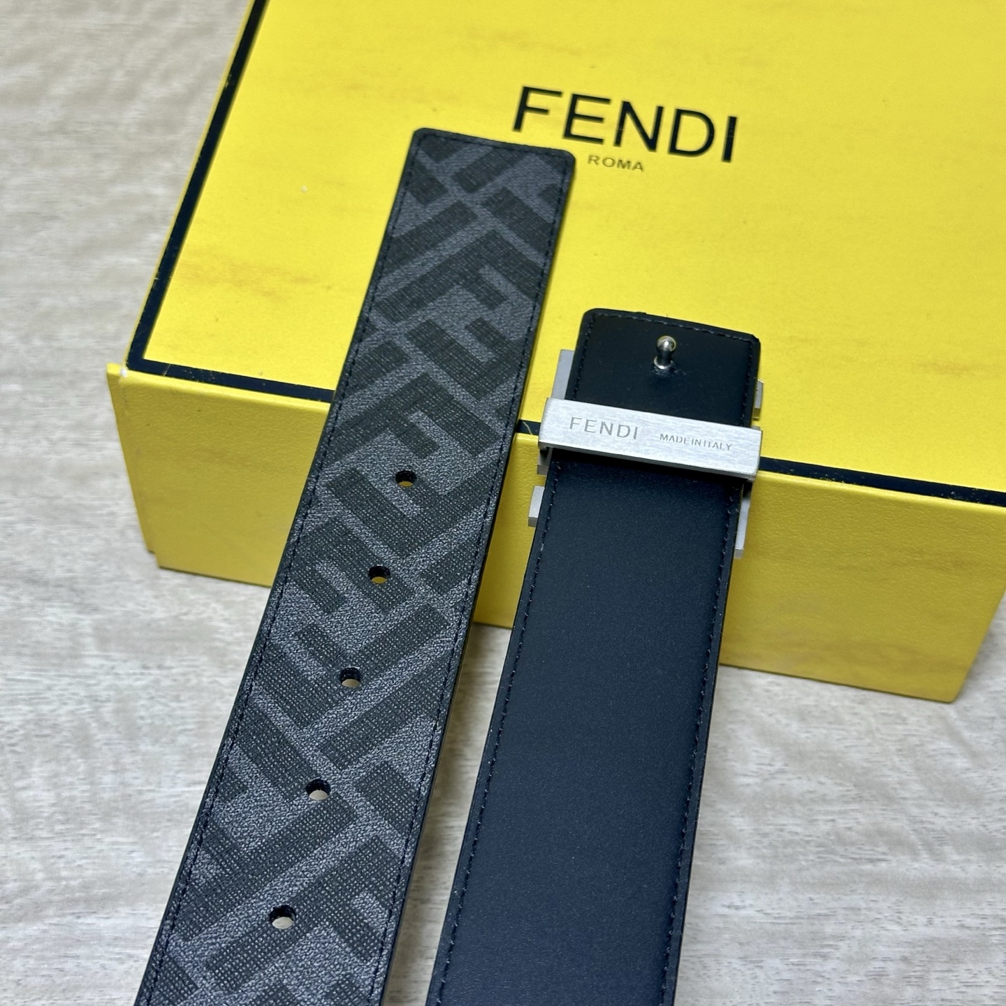 FENDI（芬迪）专柜同款 宽4.0CM 双环正反用腰带 FF按钉搭扣 咖啡色Cuoio  Romano皮革材质 反面面