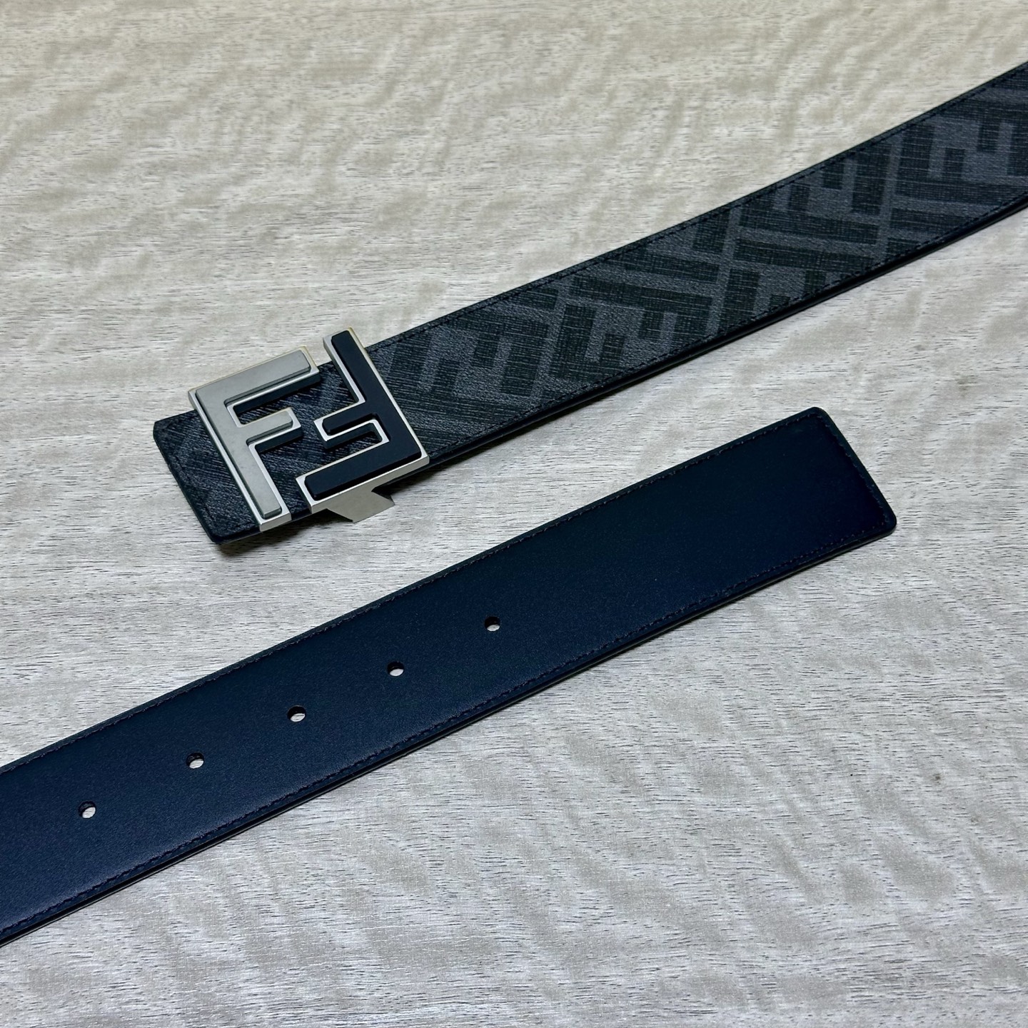 FENDI（芬迪）专柜同款 宽4.0CM 双环正反用腰带 FF按钉搭扣 咖啡色Cuoio  Romano皮革材质 反面面