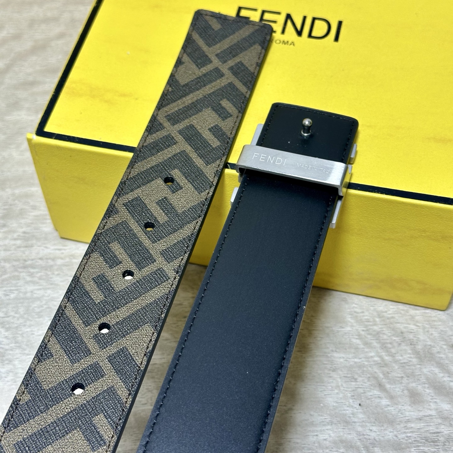 FENDI（芬迪）专柜同款 宽4.0CM 双环正反用腰带 FF按钉搭扣 咖啡色Cuoio  Romano皮革材质 反面面