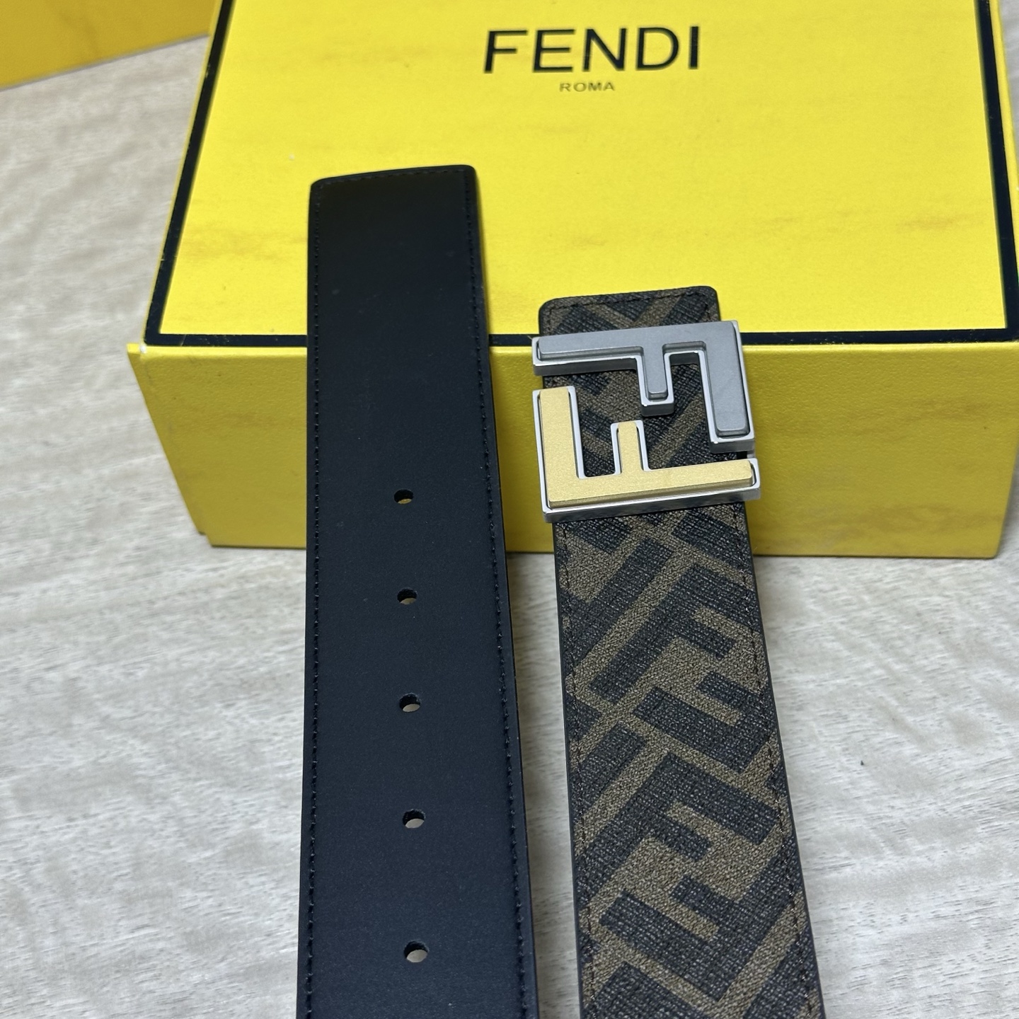 FENDI（芬迪）专柜同款 宽4.0CM 双环正反用腰带 FF按钉搭扣 咖啡色Cuoio  Romano皮革材质 反面面