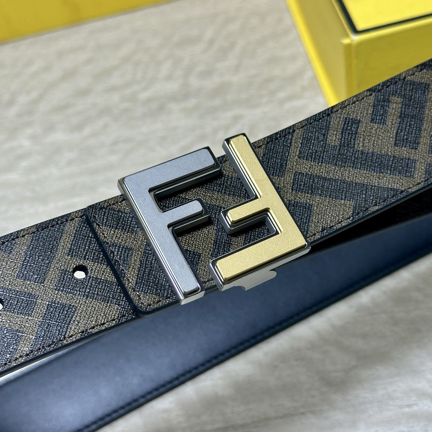 FENDI（芬迪）专柜同款 宽4.0CM 双环正反用腰带 FF按钉搭扣 咖啡色Cuoio  Romano皮革材质 反面面