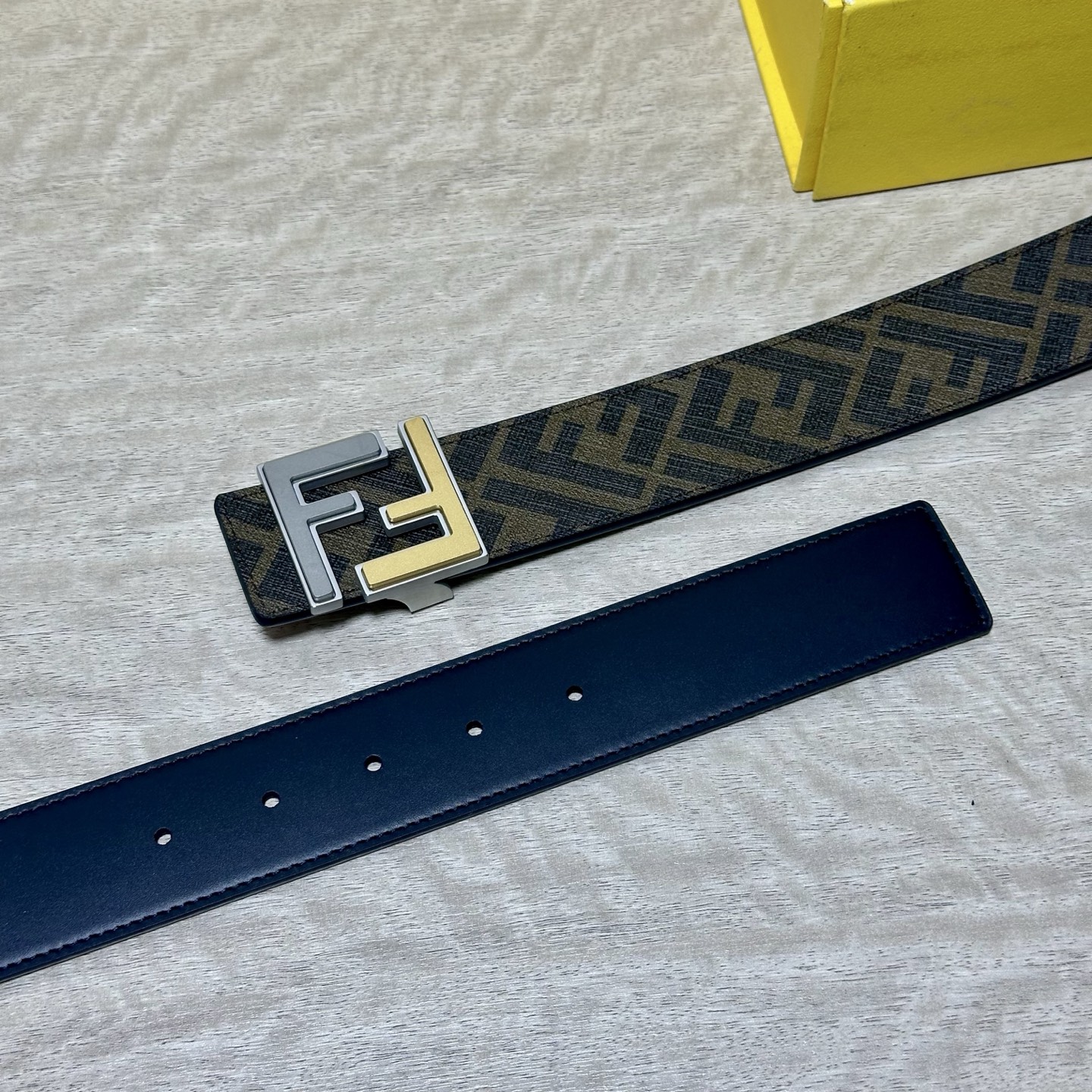 FENDI（芬迪）专柜同款 宽4.0CM 双环正反用腰带 FF按钉搭扣 咖啡色Cuoio  Romano皮革材质 反面面