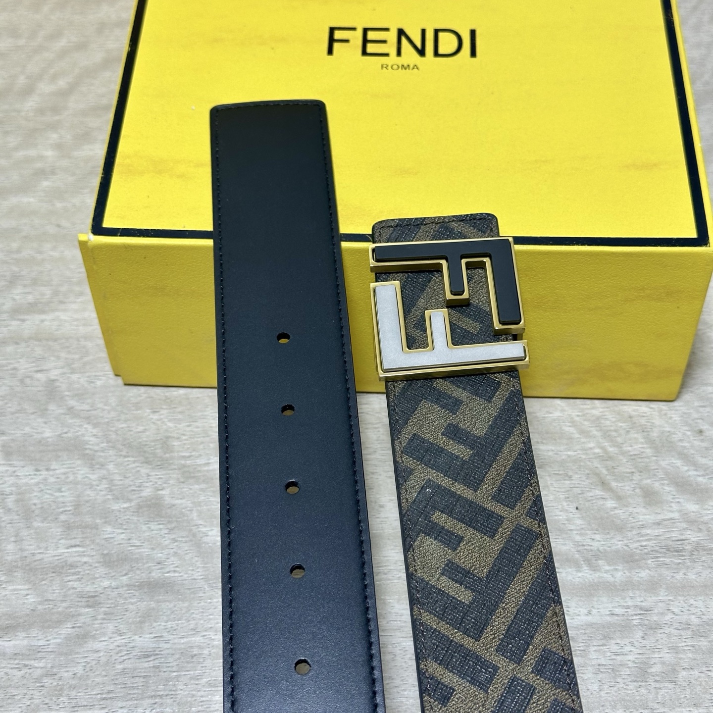 FENDI（芬迪）专柜同款 宽4.0CM 双环正反用腰带 FF按钉搭扣 咖啡色Cuoio  Romano皮革材质 反面面