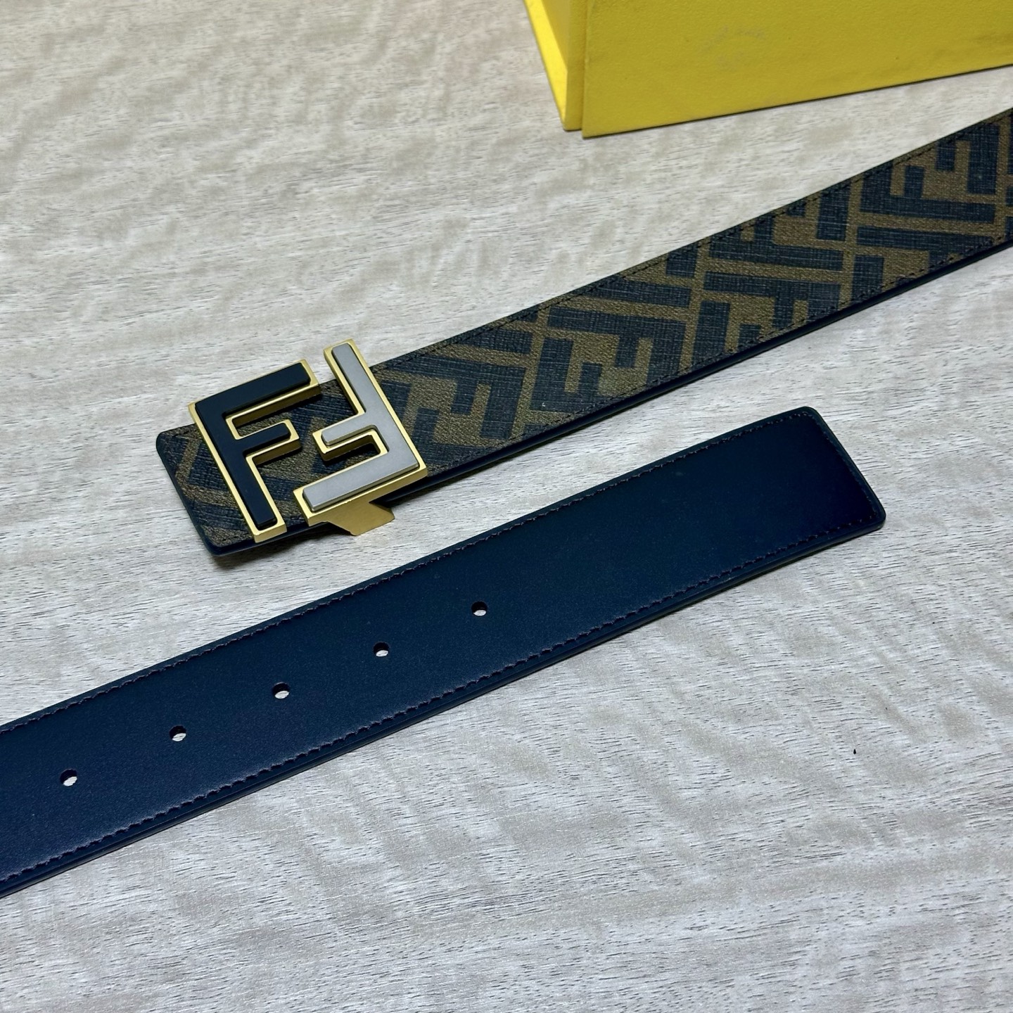 FENDI（芬迪）专柜同款 宽4.0CM 双环正反用腰带 FF按钉搭扣 咖啡色Cuoio  Romano皮革材质 反面面