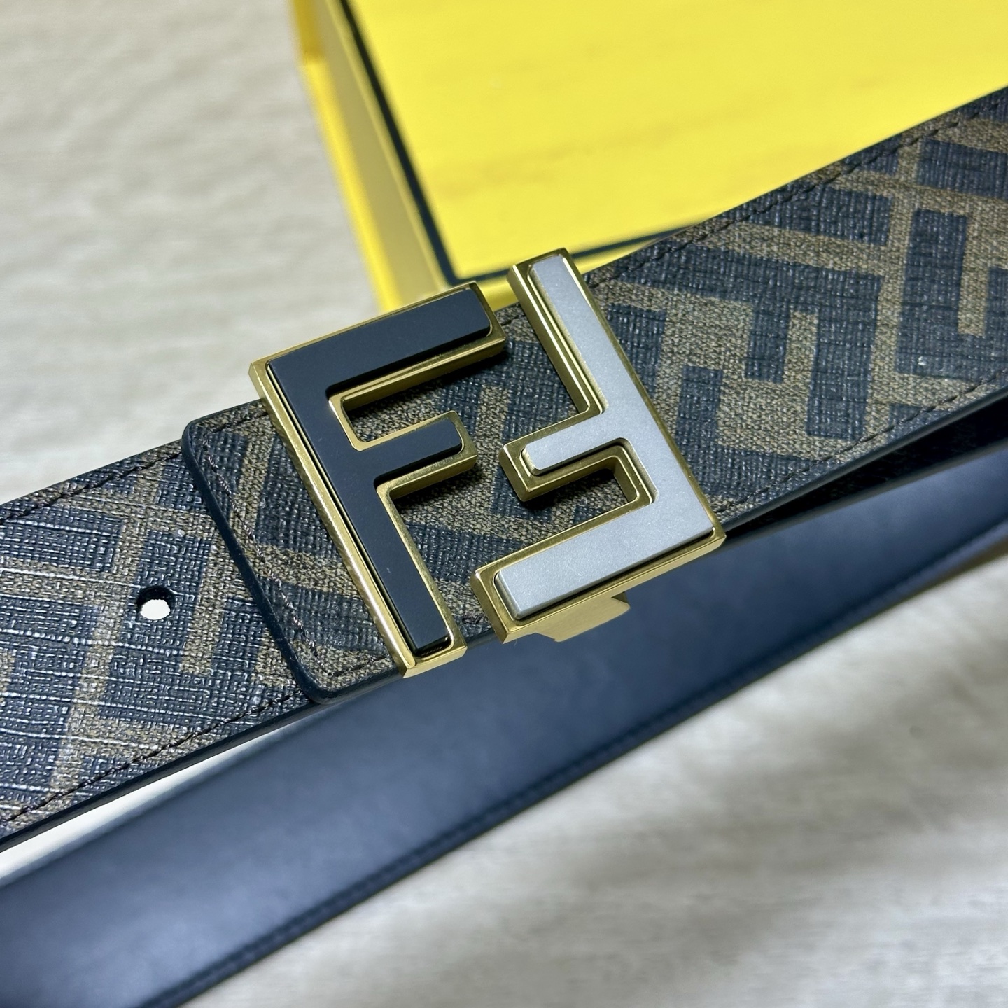 FENDI（芬迪）专柜同款 宽4.0CM 双环正反用腰带 FF按钉搭扣 咖啡色Cuoio  Romano皮革材质 反面面