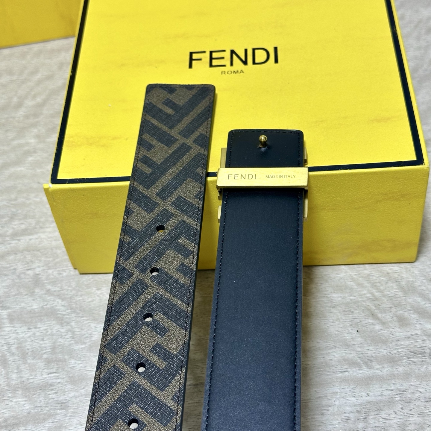 FENDI（芬迪）专柜同款 宽4.0CM 双环正反用腰带 FF按钉搭扣 咖啡色Cuoio  Romano皮革材质 反面面