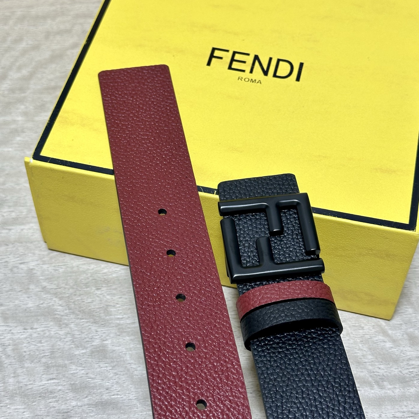 FENDl （芬迪）宽40MM双面原版小牛皮 搭配单钌钯电镀扣 完美的手感.油边 出众的设计.风格 高贵奢华 时尚大方 