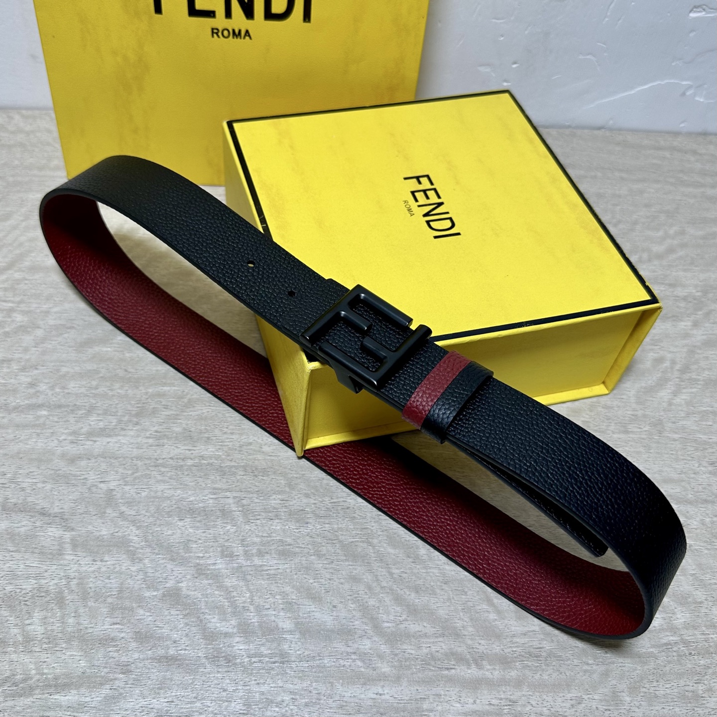 FENDl （芬迪）宽40MM双面原版小牛皮 搭配单钌钯电镀扣 完美的手感.油边 出众的设计.风格 高贵奢华 时尚大方 