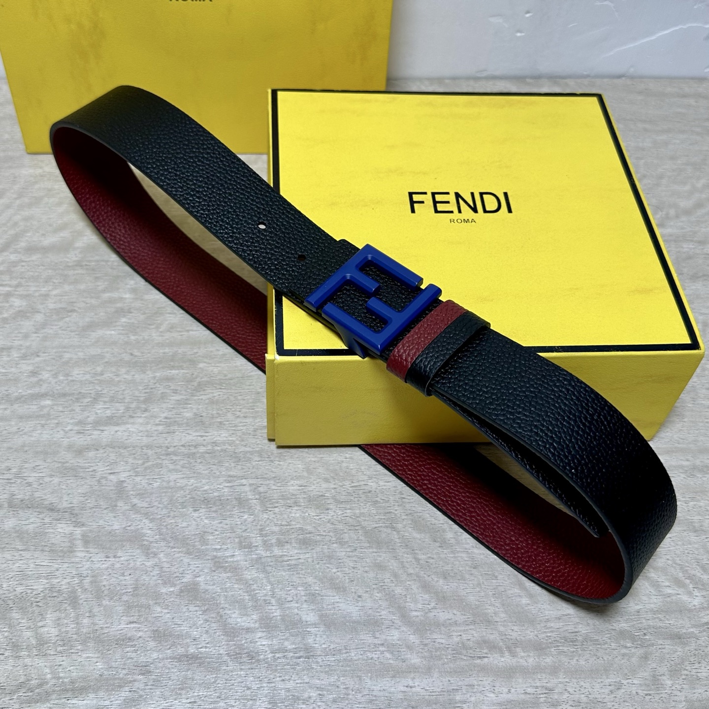 FENDl （芬迪）宽40MM双面原版小牛皮 搭配单钌钯电镀扣 完美的手感.油边 出众的设计.风格 高贵奢华 时尚大方 
