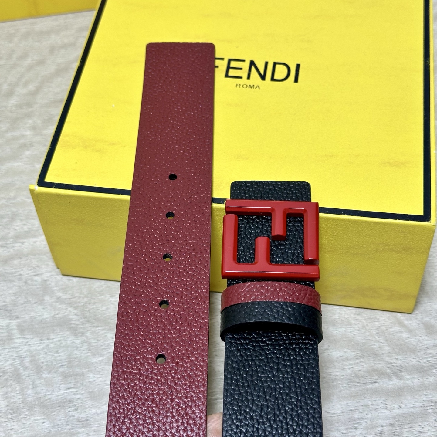FENDl （芬迪）宽40MM双面原版小牛皮 搭配单钌钯电镀扣 完美的手感.油边 出众的设计.风格 高贵奢华 时尚大方 