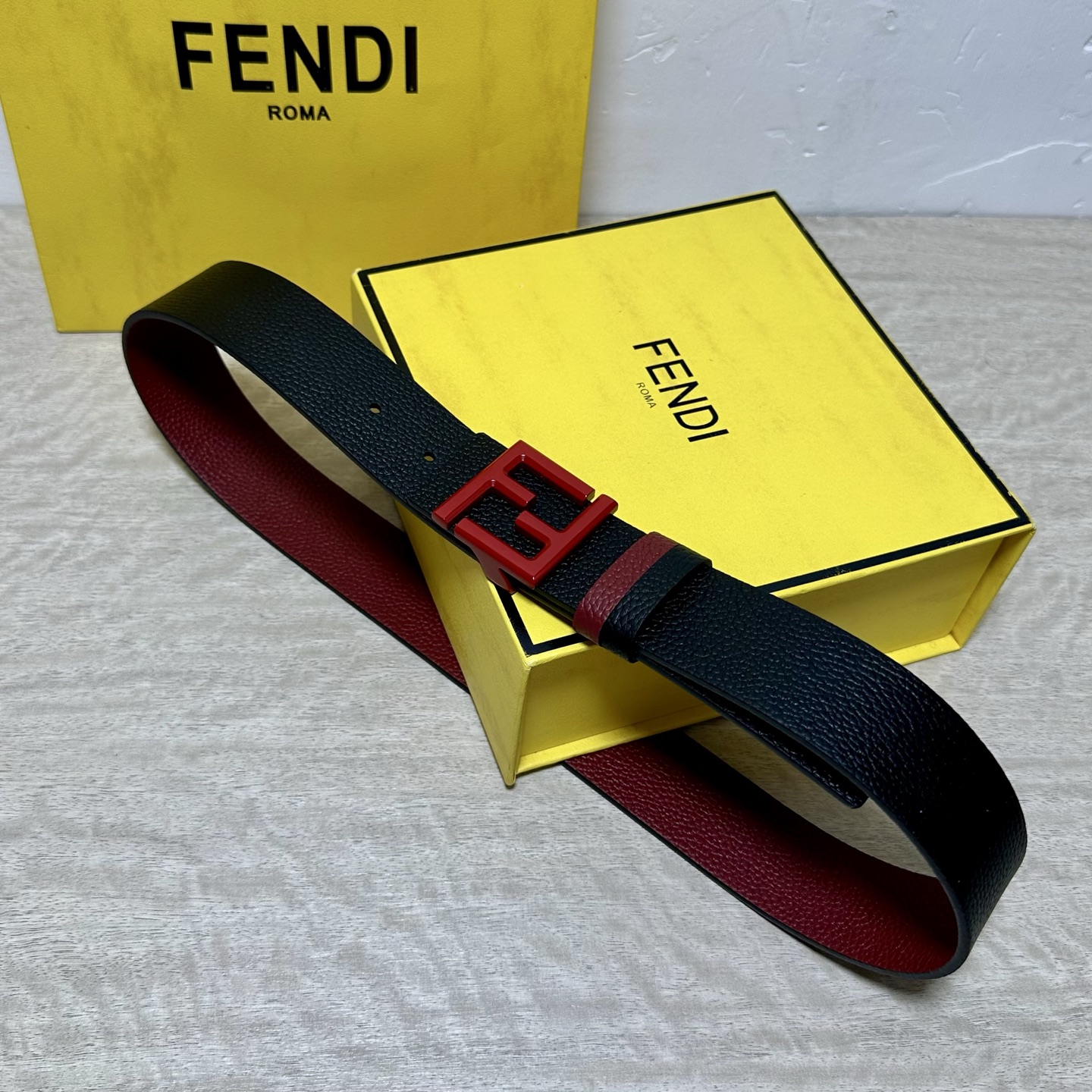FENDl （芬迪）宽40MM双面原版小牛皮 搭配单钌钯电镀扣 完美的手感.油边 出众的设计.风格 高贵奢华 时尚大方 