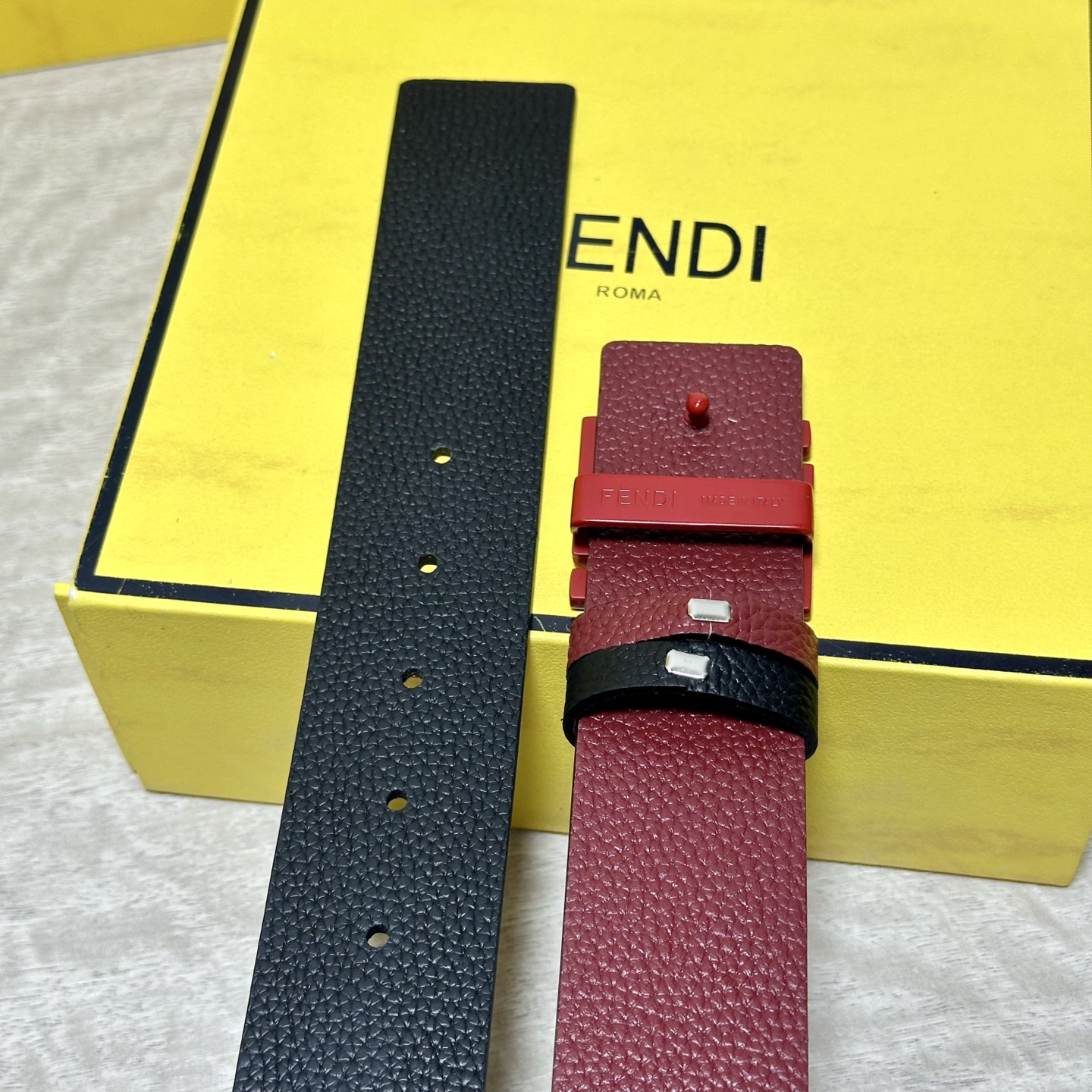 FENDl （芬迪）宽40MM双面原版小牛皮 搭配单钌钯电镀扣 完美的手感.油边 出众的设计.风格 高贵奢华 时尚大方 