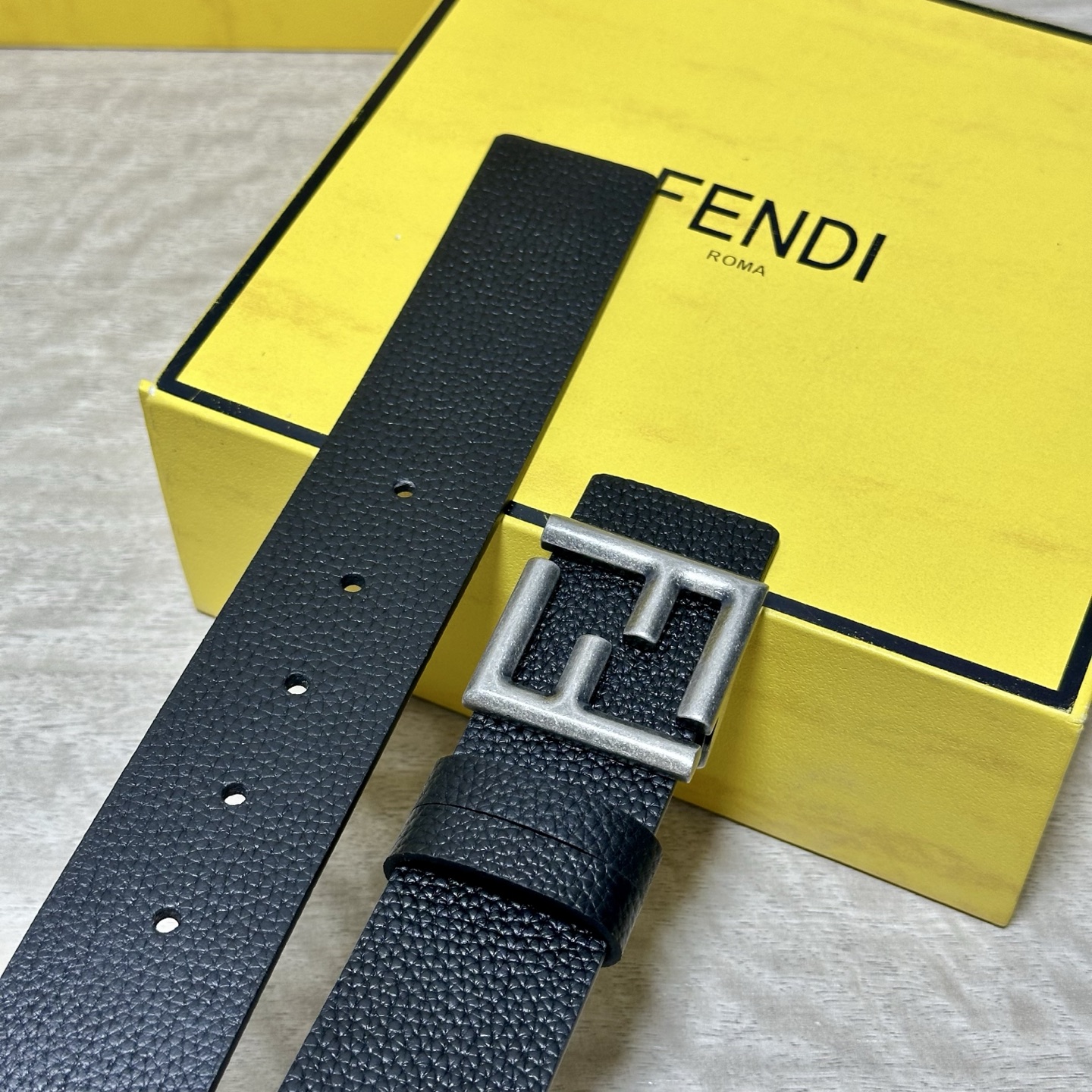 FENDl （芬迪）宽40MM双面原版小牛皮 搭配单钌钯电镀扣 完美的手感.油边 出众的设计.风格 高贵奢华 时尚大方 