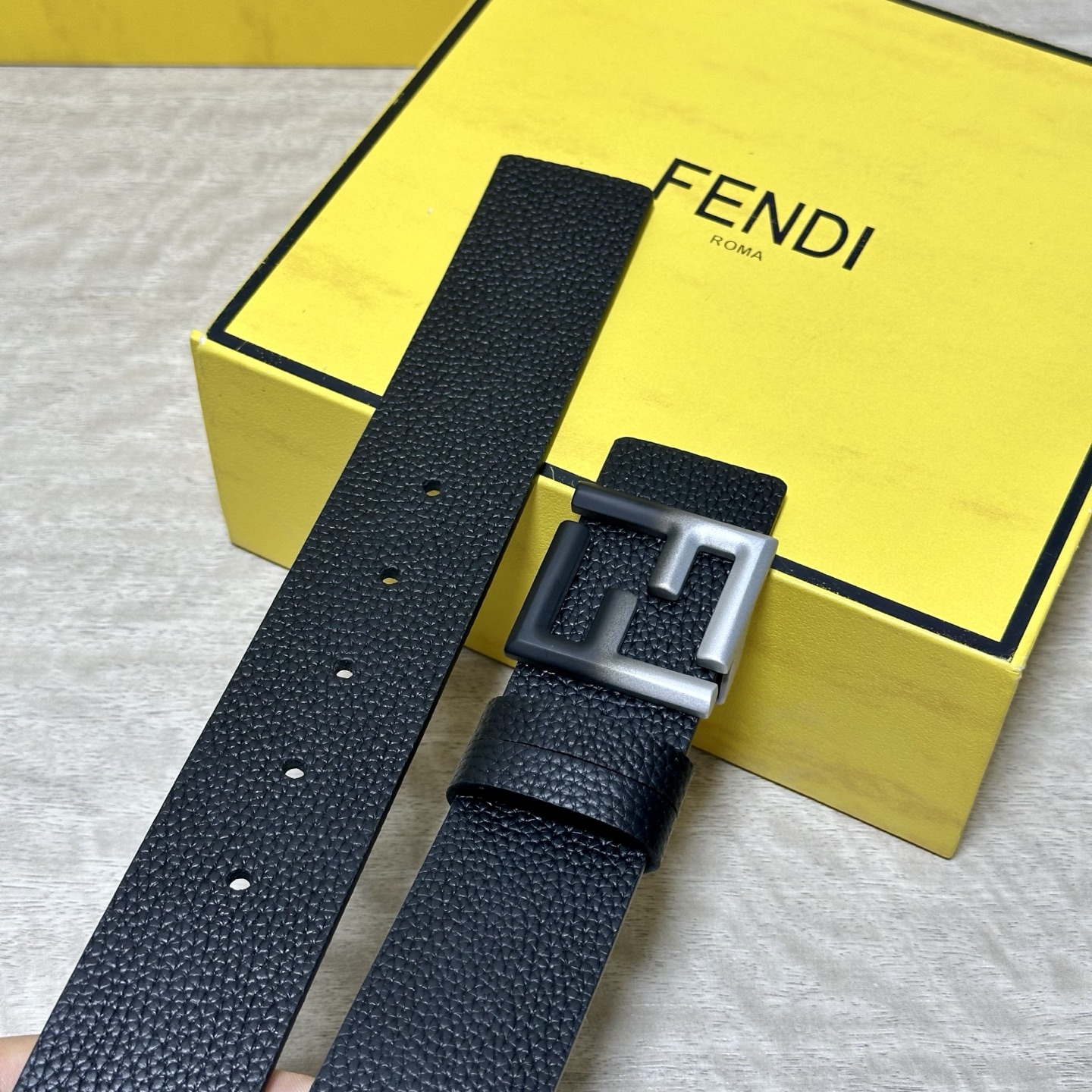 FENDl （芬迪）宽40MM双面原版小牛皮 搭配单钌钯电镀扣 完美的手感.油边 出众的设计.风格 高贵奢华 时尚大方 
