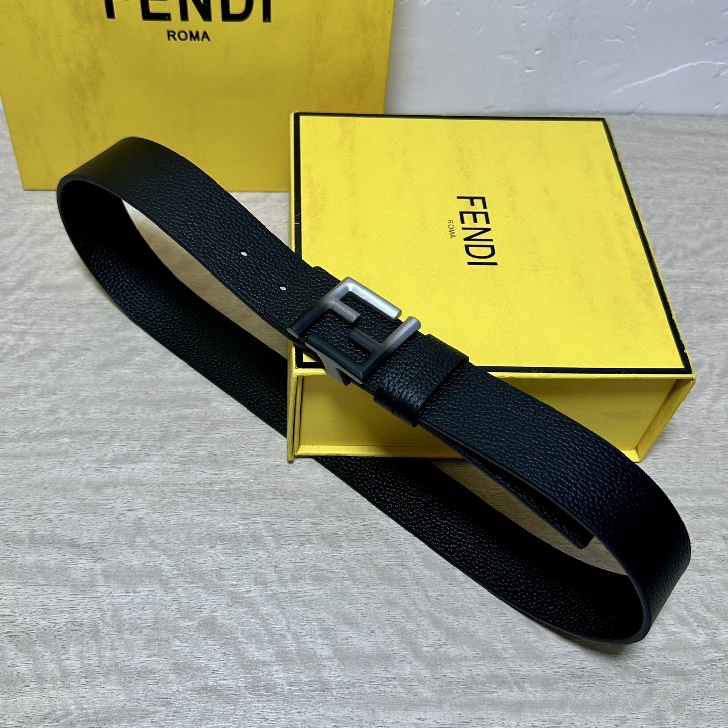 FENDl （芬迪）宽40MM双面原版小牛皮 搭配单钌钯电镀扣 完美的手感.油边 出众的设计.风格 高贵奢华 时尚大方 