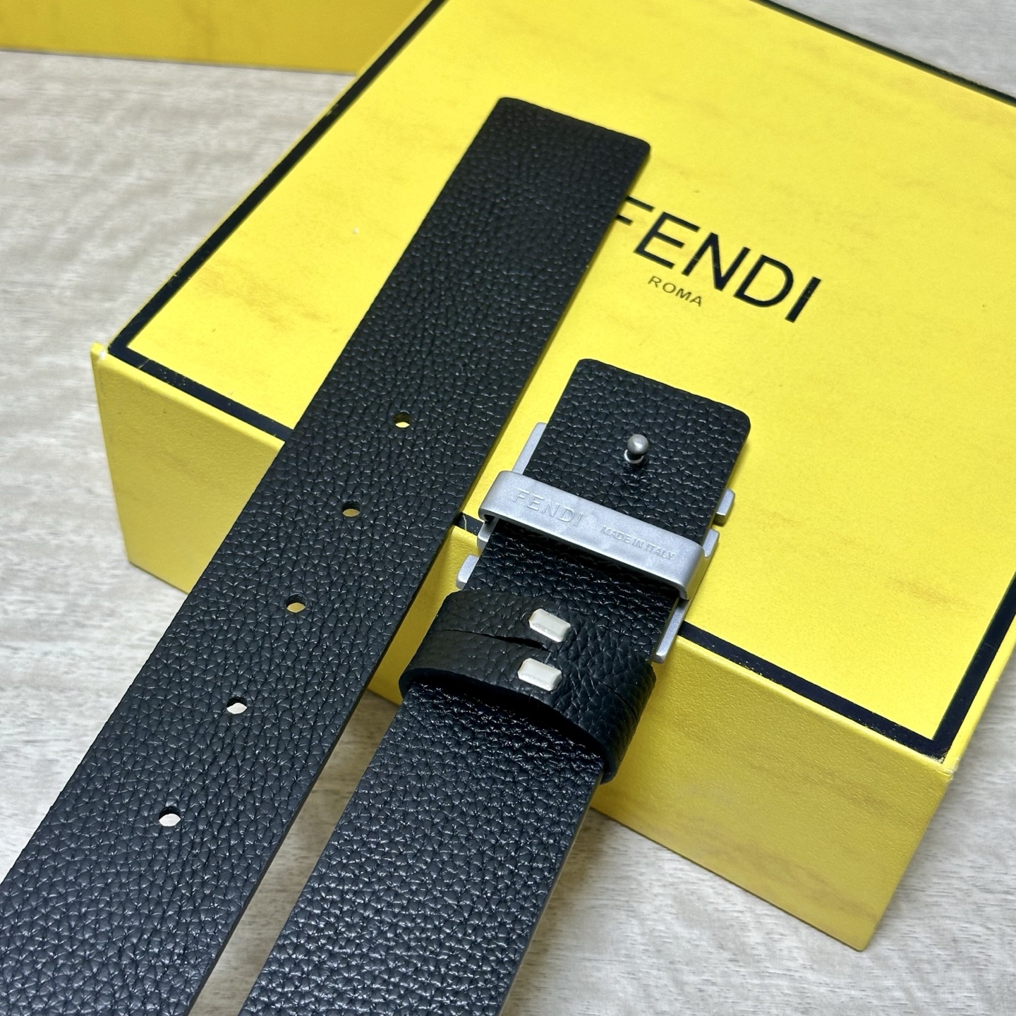 FENDl （芬迪）宽40MM双面原版小牛皮 搭配单钌钯电镀扣 完美的手感.油边 出众的设计.风格 高贵奢华 时尚大方 