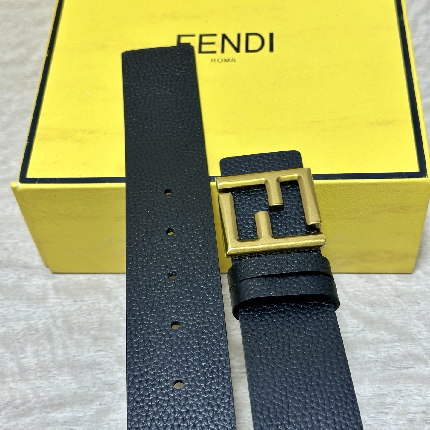 FENDl （芬迪）宽40MM双面原版小牛皮 搭配单钌钯电镀扣 完美的手感.油边 出众的设计.风格 高贵奢华 时尚大方 
