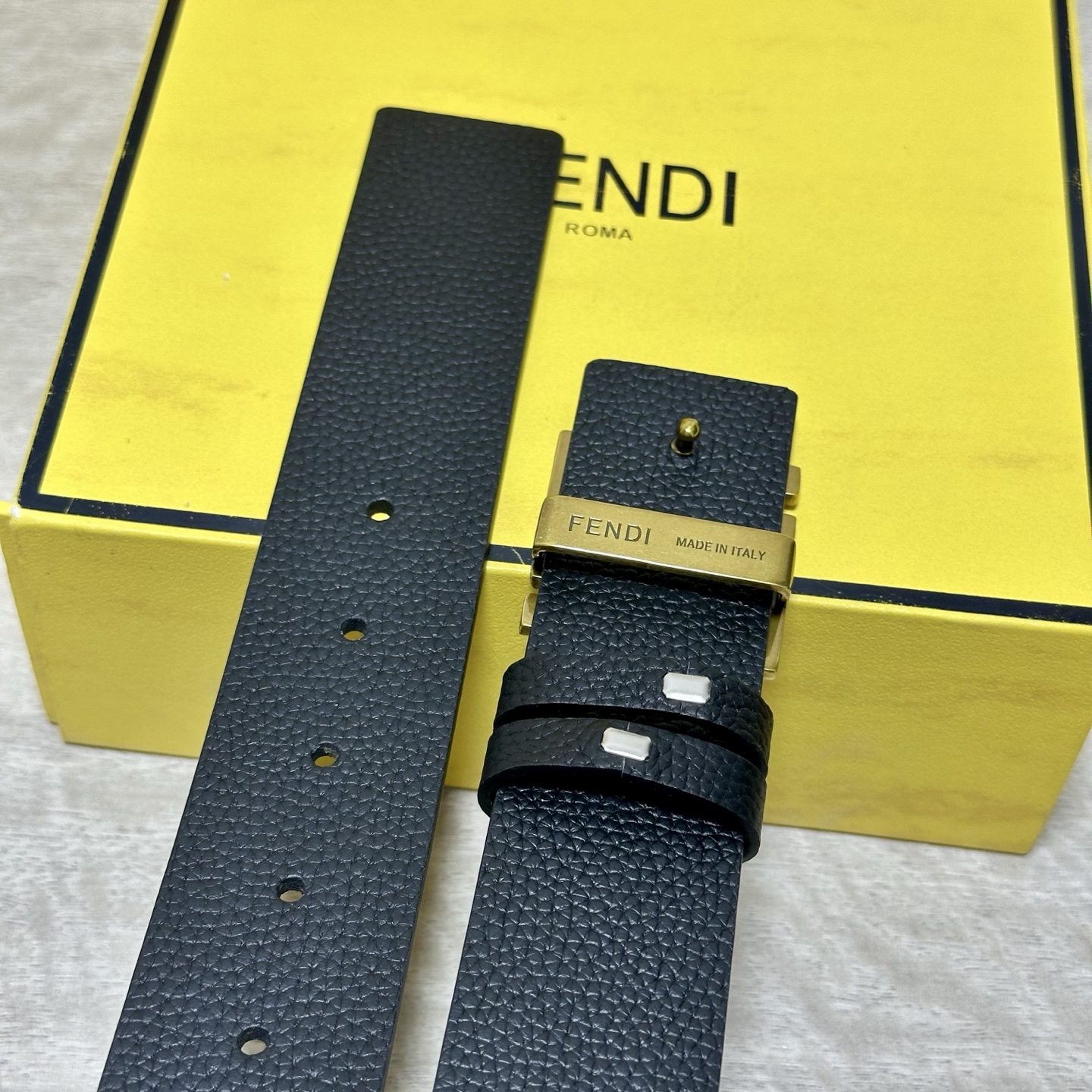 FENDl （芬迪）宽40MM双面原版小牛皮 搭配单钌钯电镀扣 完美的手感.油边 出众的设计.风格 高贵奢华 时尚大方 
