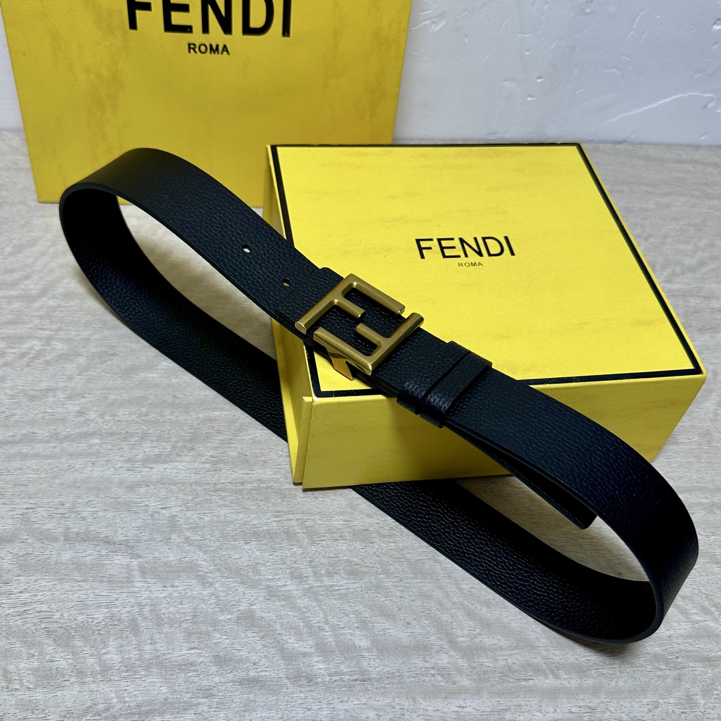 FENDl （芬迪）宽40MM双面原版小牛皮 搭配单钌钯电镀扣 完美的手感.油边 出众的设计.风格 高贵奢华 时尚大方 