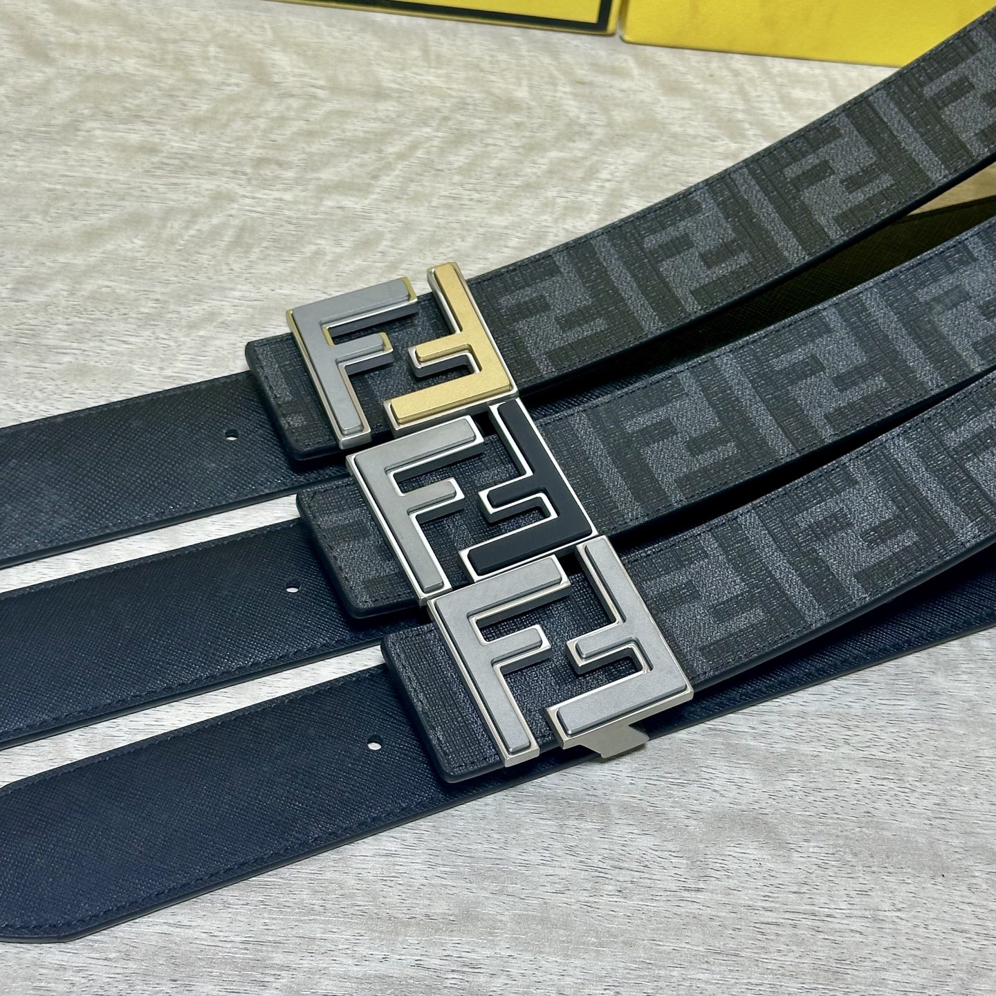 FENDI（芬迪）专柜同款 宽4.0CM 双环正反用腰带 FF按钉搭扣 黑色Cuoio  Romano皮革材质 反面面料