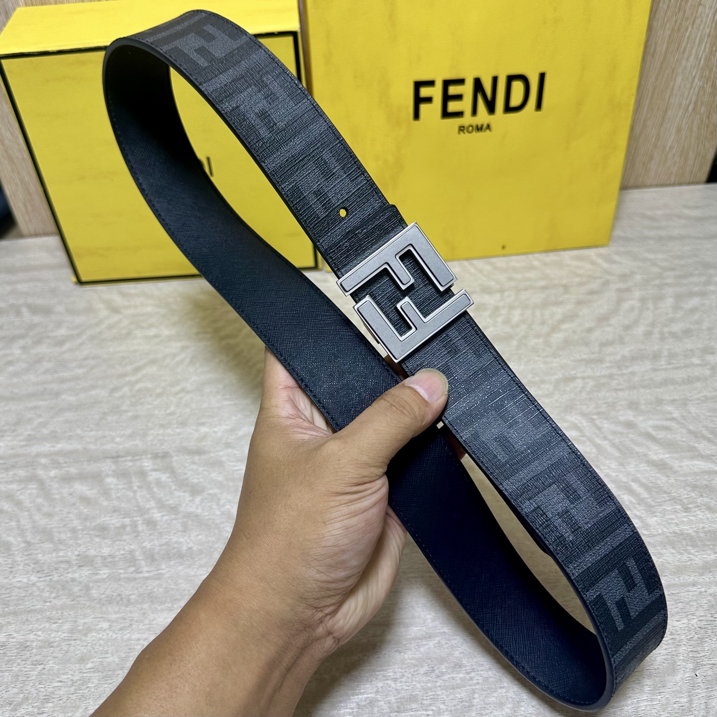 FENDI（芬迪）专柜同款 宽4.0CM 双环正反用腰带 FF按钉搭扣 黑色Cuoio  Romano皮革材质 反面面料