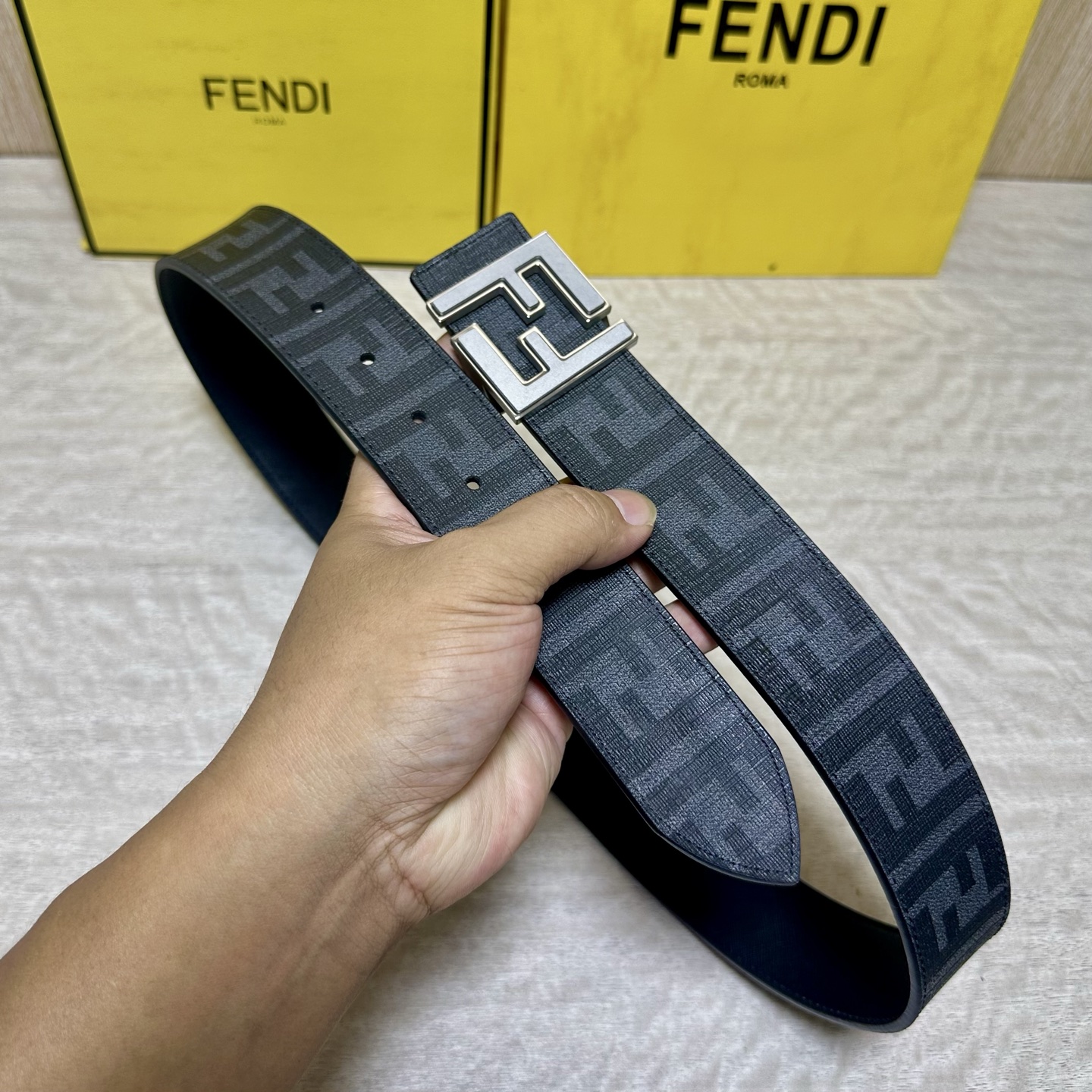 FENDI（芬迪）专柜同款 宽4.0CM 双环正反用腰带 FF按钉搭扣 黑色Cuoio  Romano皮革材质 反面面料