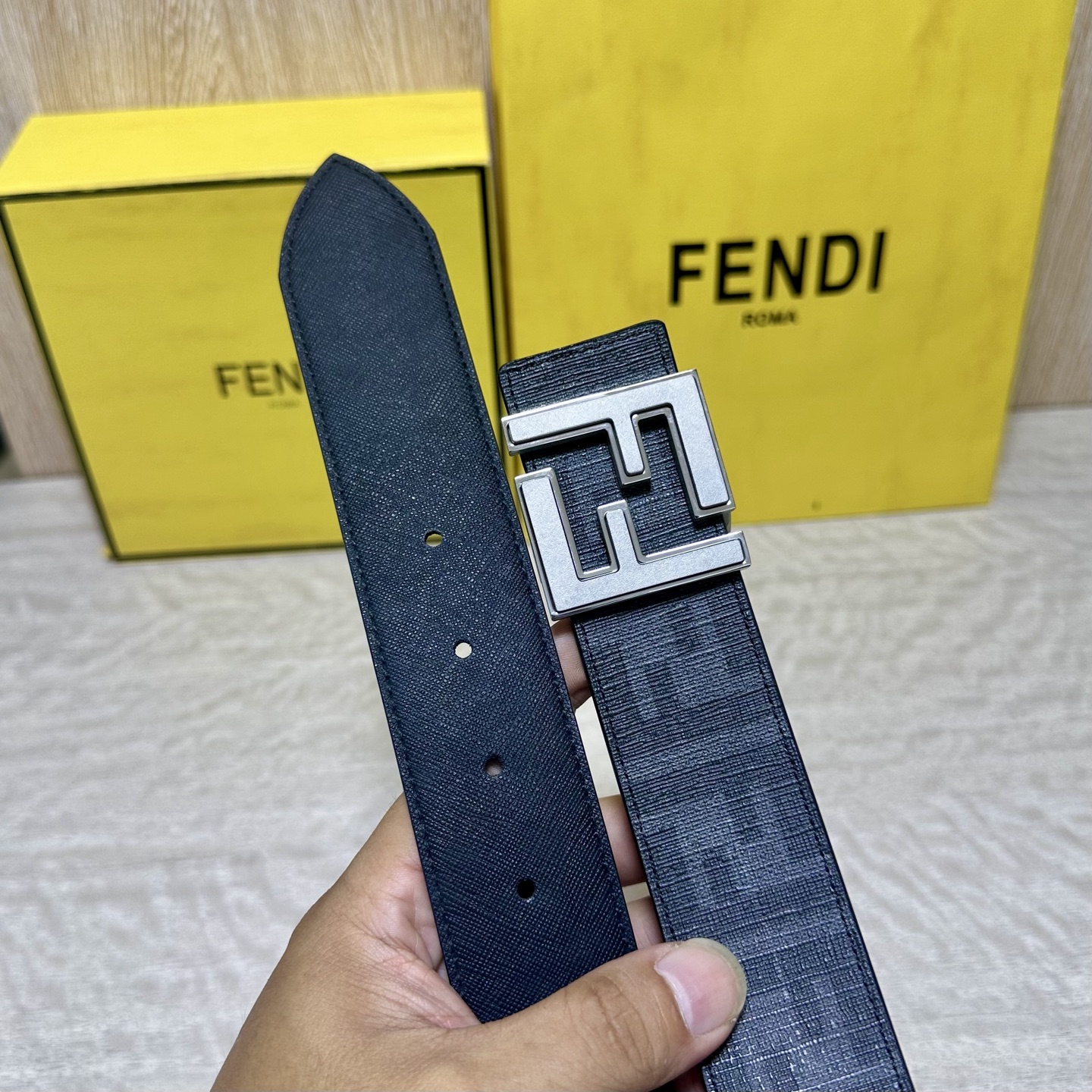 FENDI（芬迪）专柜同款 宽4.0CM 双环正反用腰带 FF按钉搭扣 黑色Cuoio  Romano皮革材质 反面面料