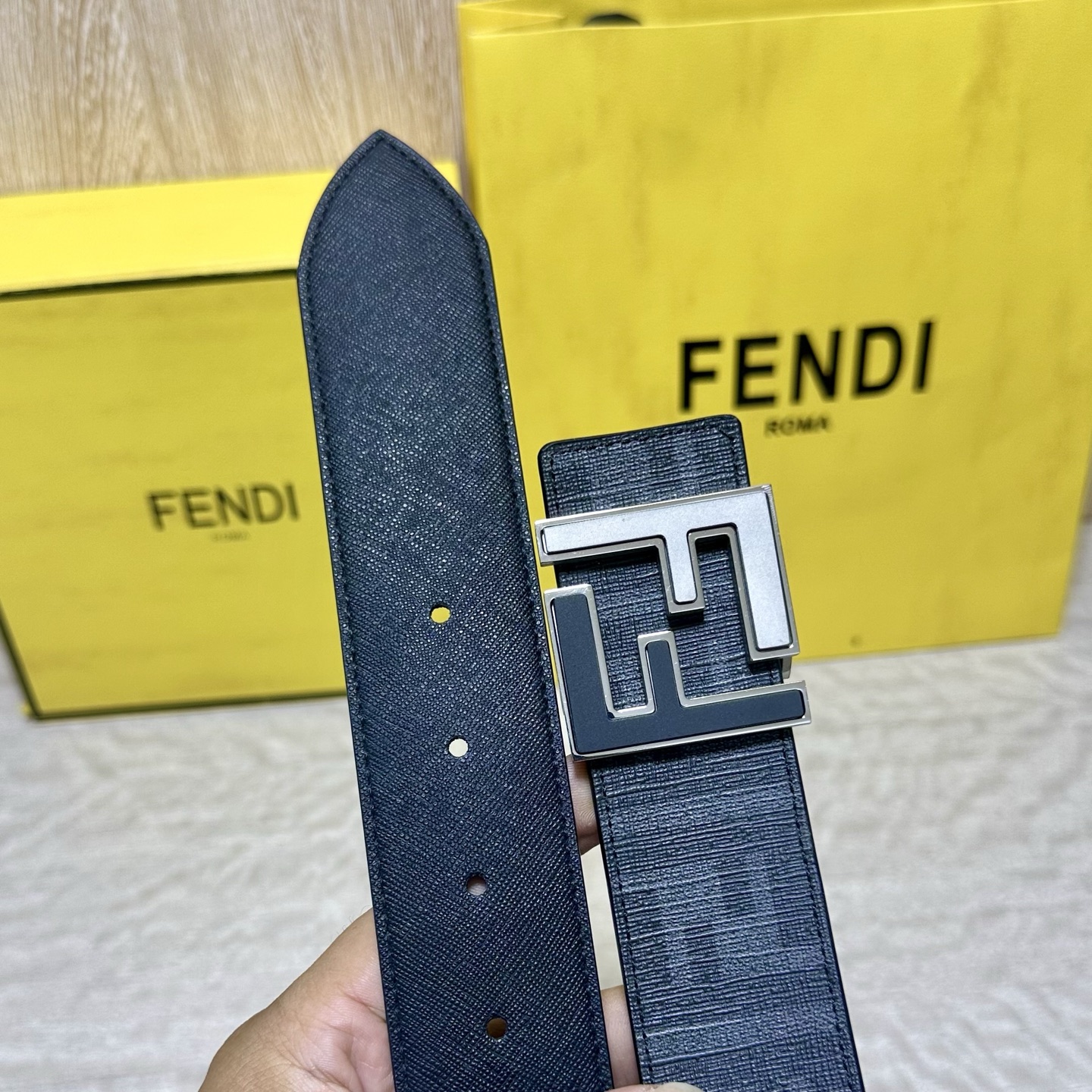 FENDI（芬迪）专柜同款 宽4.0CM 双环正反用腰带 FF按钉搭扣 黑色Cuoio  Romano皮革材质 反面面料