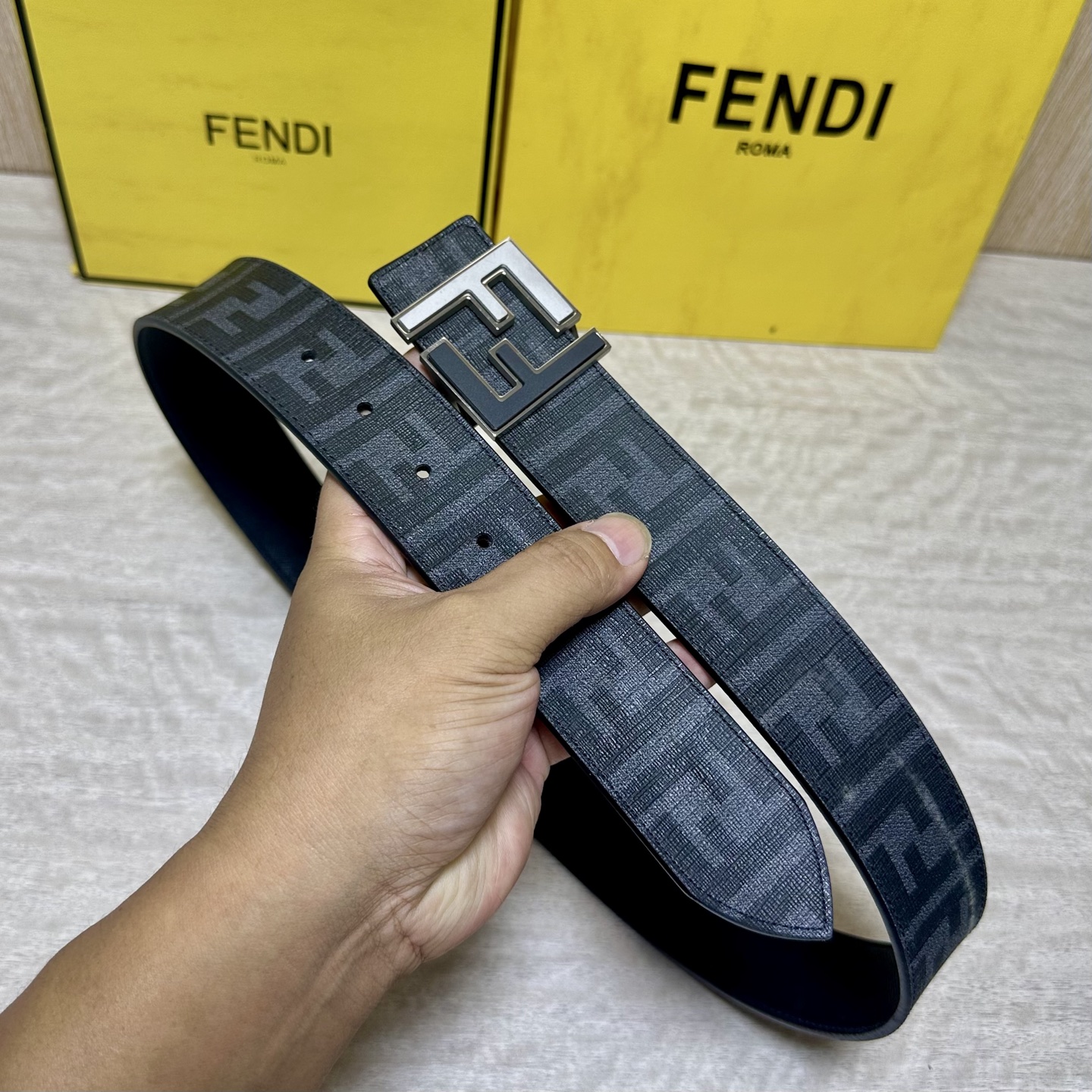 FENDI（芬迪）专柜同款 宽4.0CM 双环正反用腰带 FF按钉搭扣 黑色Cuoio  Romano皮革材质 反面面料