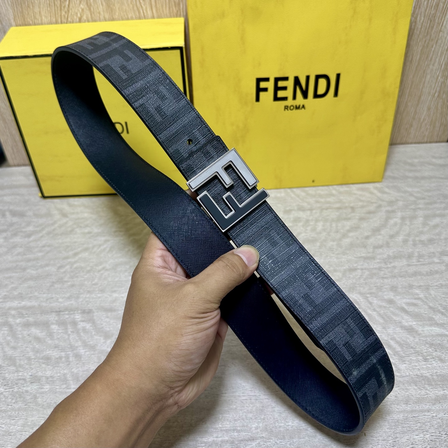 FENDI（芬迪）专柜同款 宽4.0CM 双环正反用腰带 FF按钉搭扣 黑色Cuoio  Romano皮革材质 反面面料
