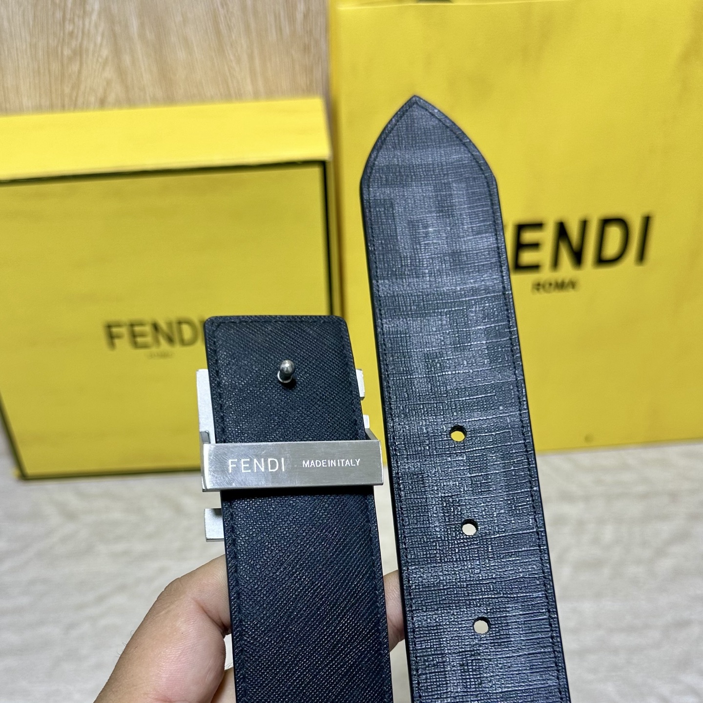 FENDI（芬迪）专柜同款 宽4.0CM 双环正反用腰带 FF按钉搭扣 黑色Cuoio  Romano皮革材质 反面面料