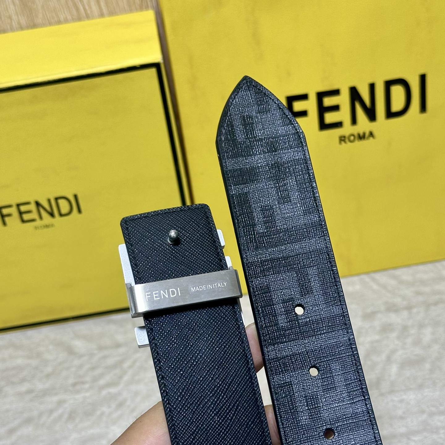 FENDI（芬迪）专柜同款 宽4.0CM 双环正反用腰带 FF按钉搭扣 黑色Cuoio  Romano皮革材质 反面面料