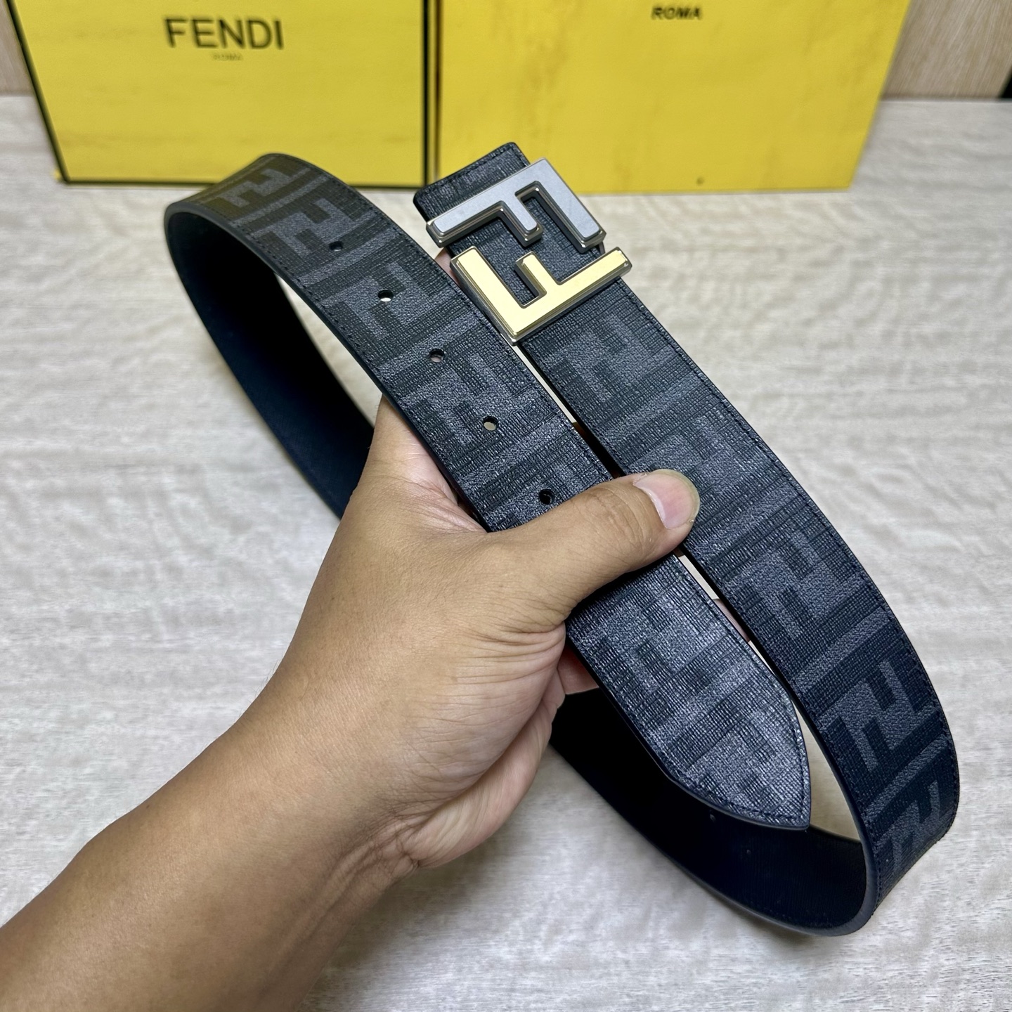 FENDI（芬迪）专柜同款 宽4.0CM 双环正反用腰带 FF按钉搭扣 黑色Cuoio  Romano皮革材质 反面面料