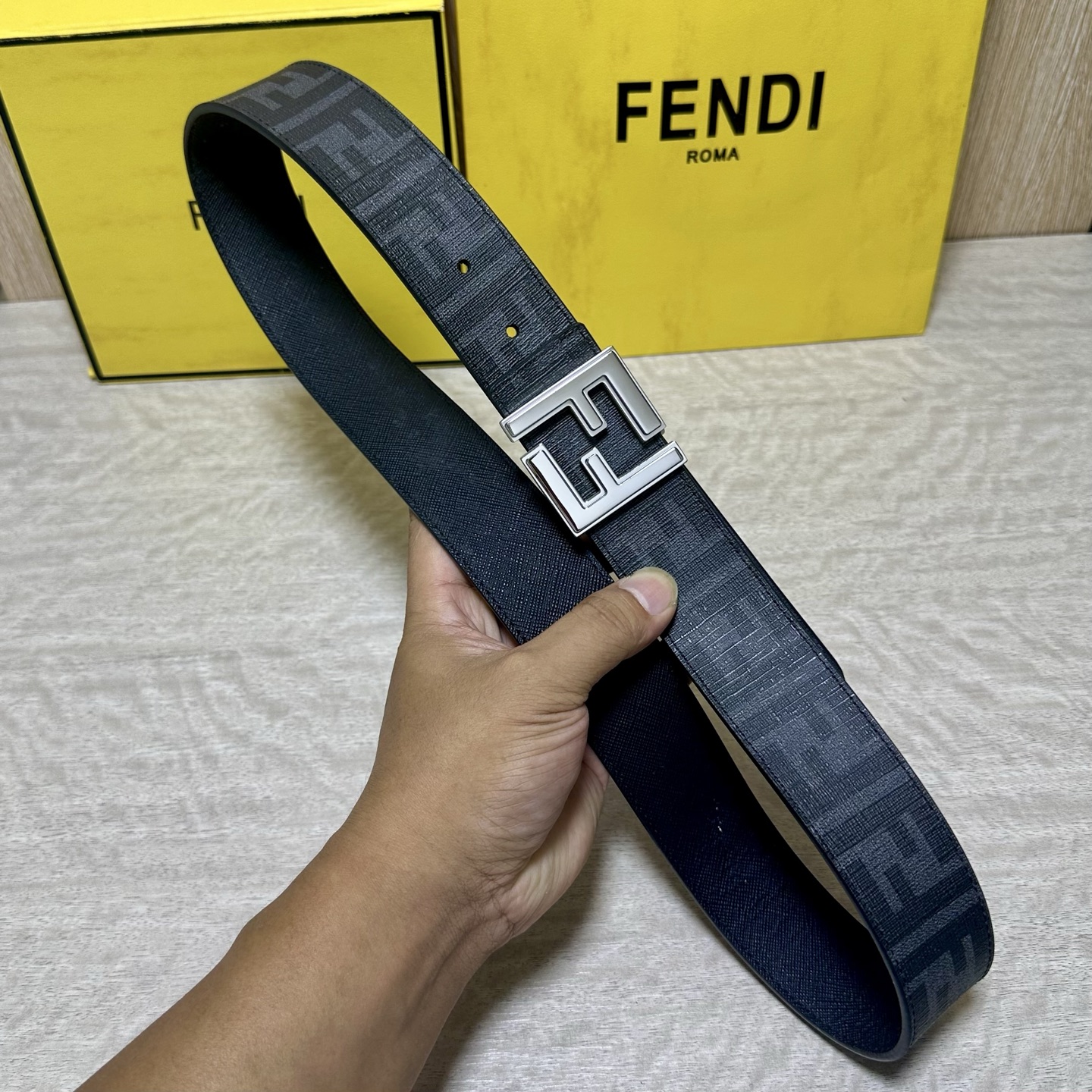 FENDI（芬迪）专柜同款 宽4.0CM 双环正反用腰带 FF按钉搭扣 黑色Cuoio  Romano皮革材质 反面面料